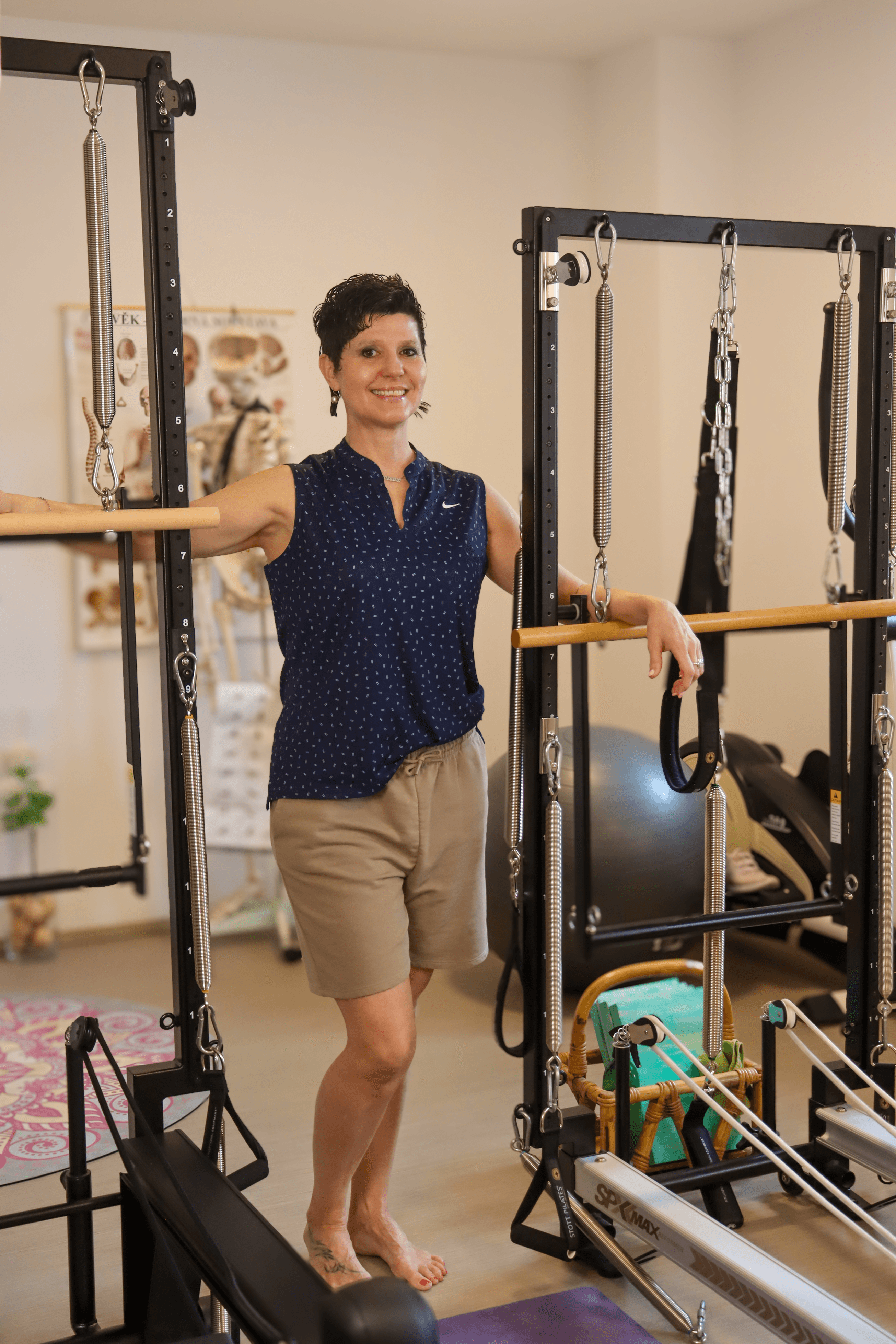 Fotka Valerie stojící u strojů