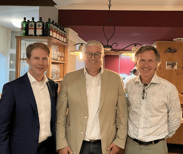 Die Vereinsvorstände nebeneinander.