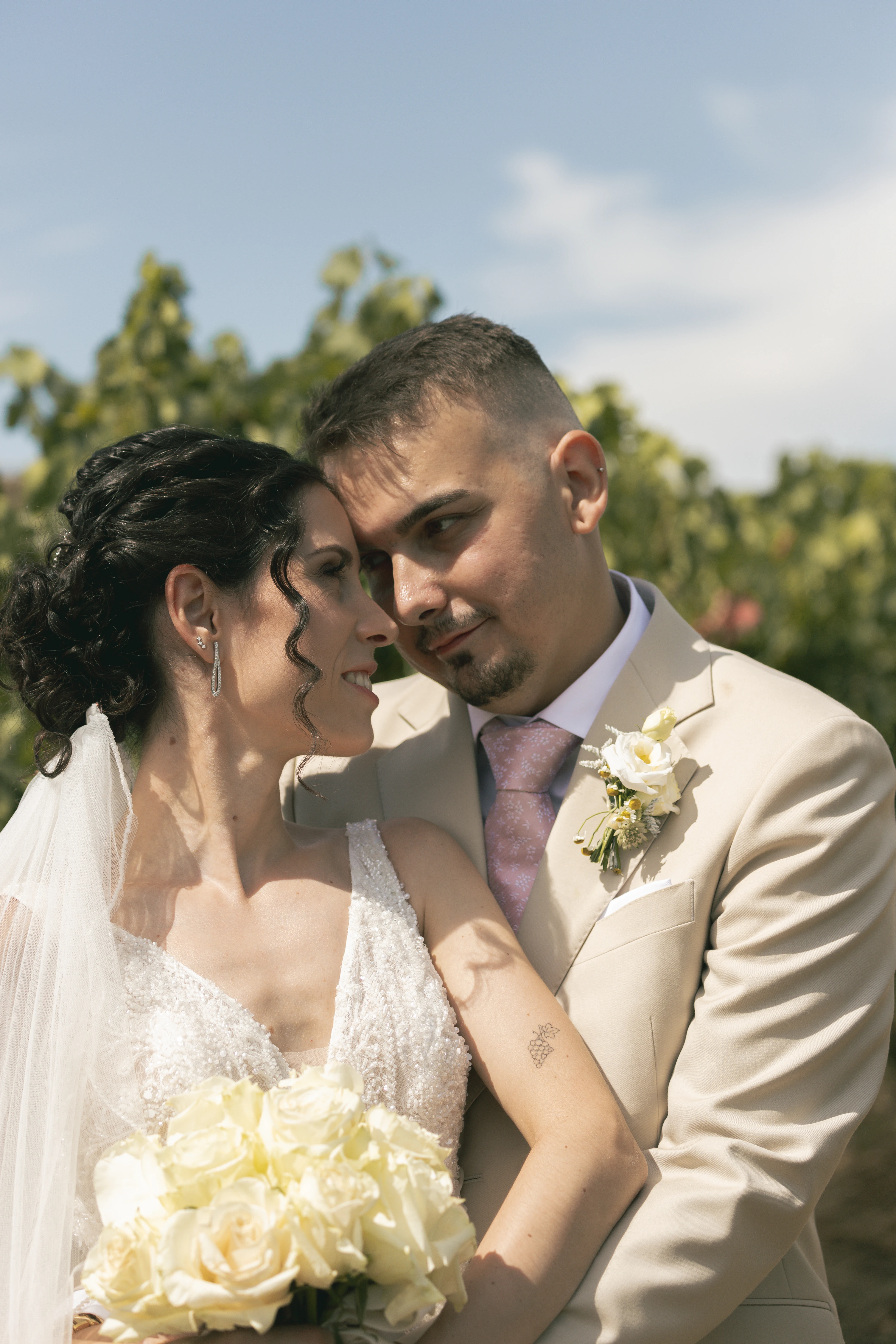 pareja abrazandose en una boda