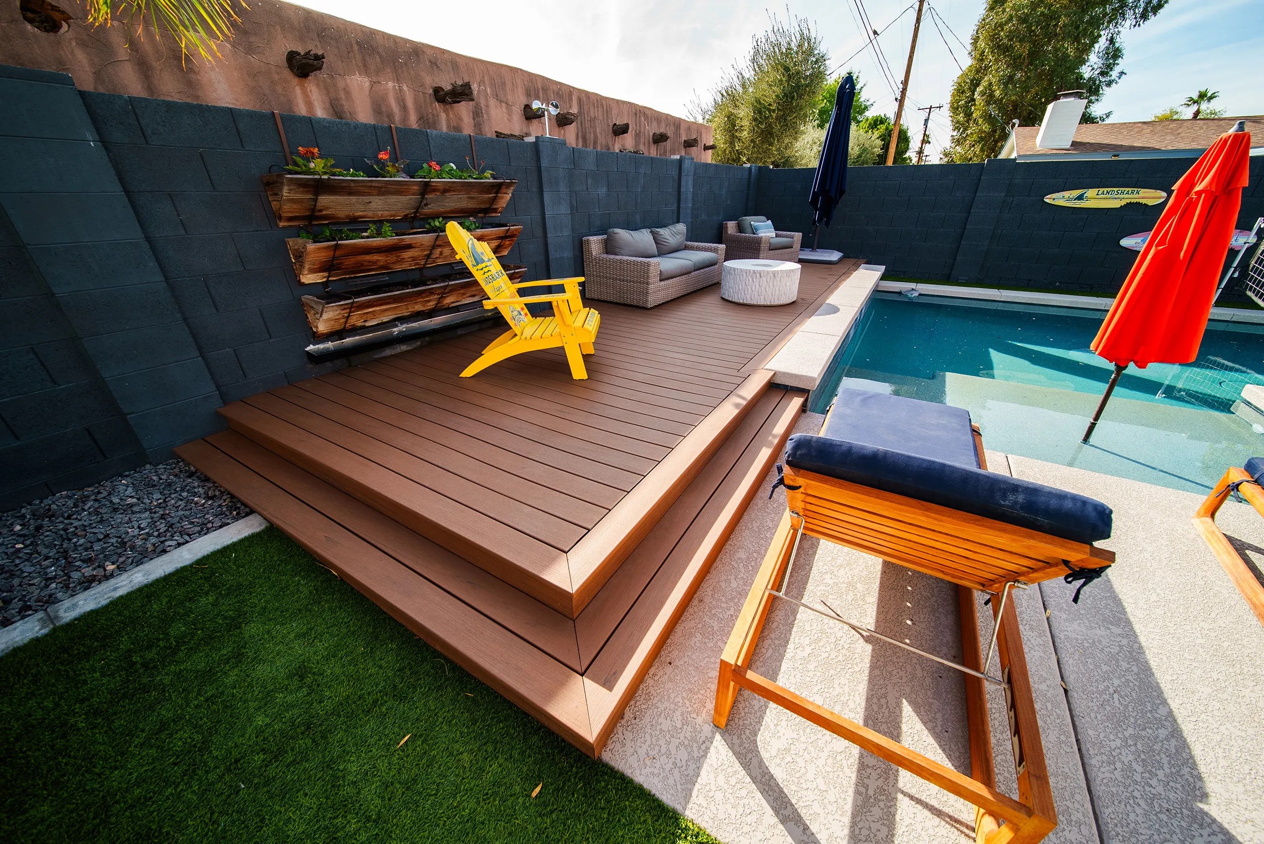 HBC Desks – A Contemporary Poolside Sanctuary with Trex Transcend Lineage decking