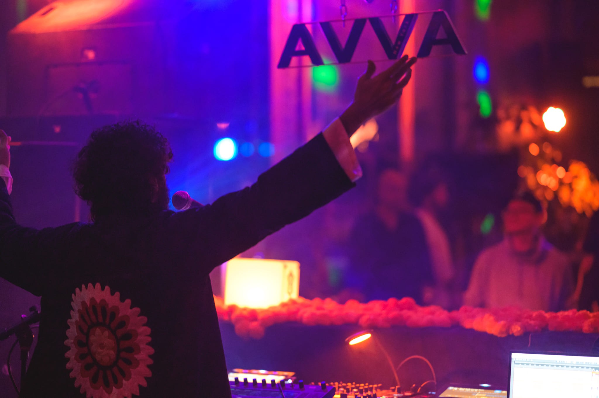 A bottle of daisy perfume with floral accents.