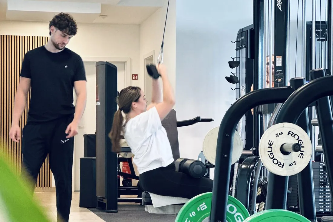 Trainingsfläche im ORA. Studio Tübingen mit Trainer und Rogue-Equipment