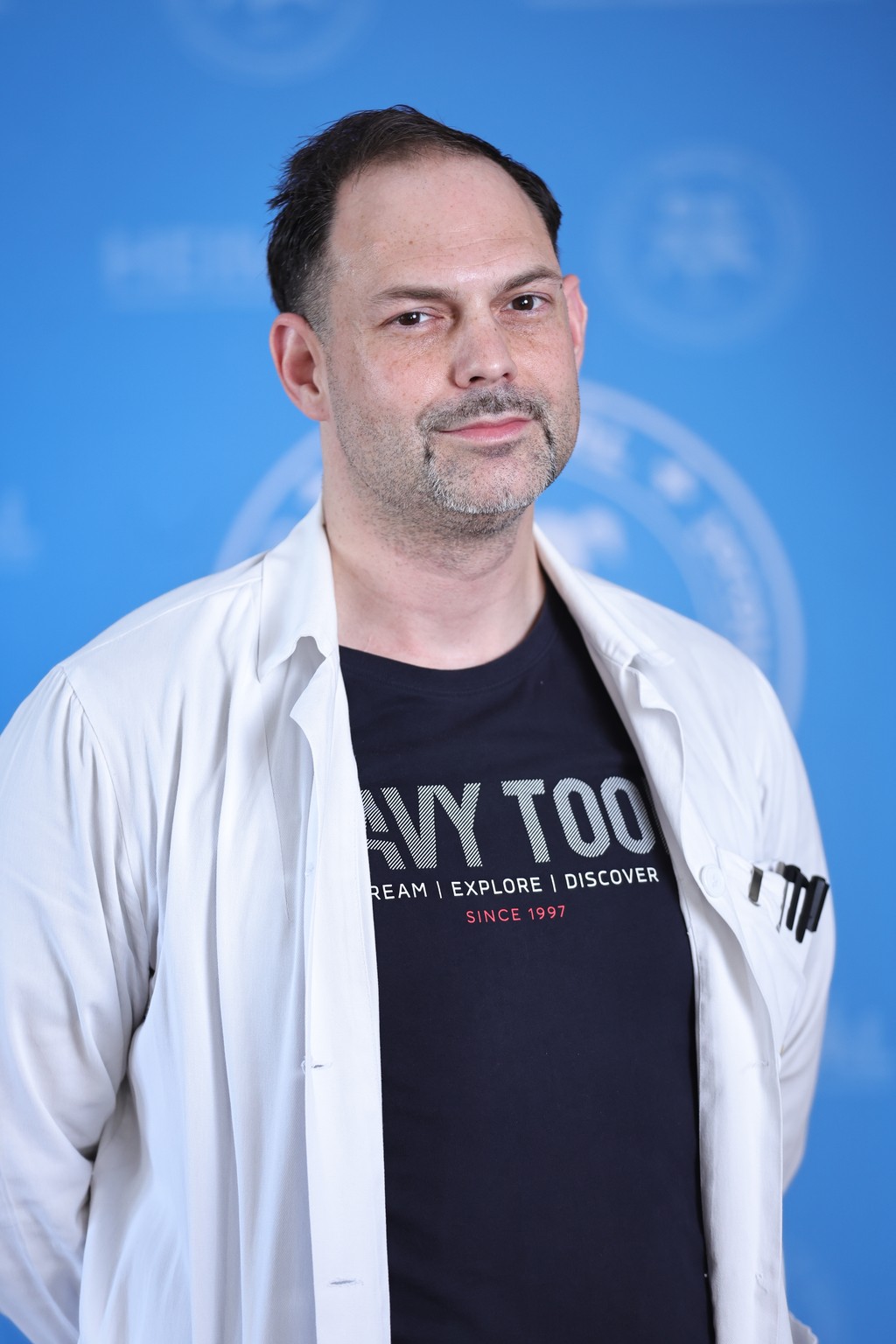 Rövidhajú férfi laboros fehér köppenyben