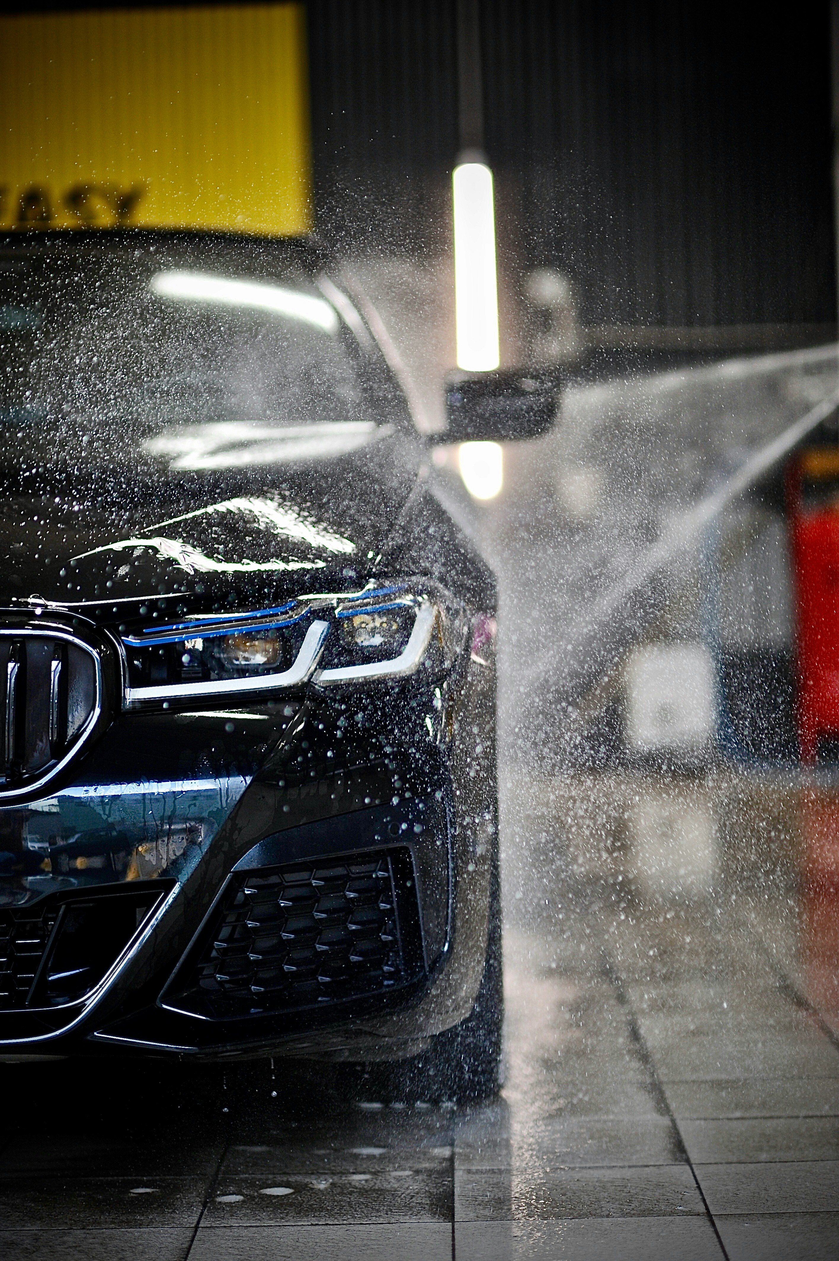 Auto wordt professioneel gereinigd met schuim bij autopoets- en reinigingsbedrijf Micky’s Cleaning.