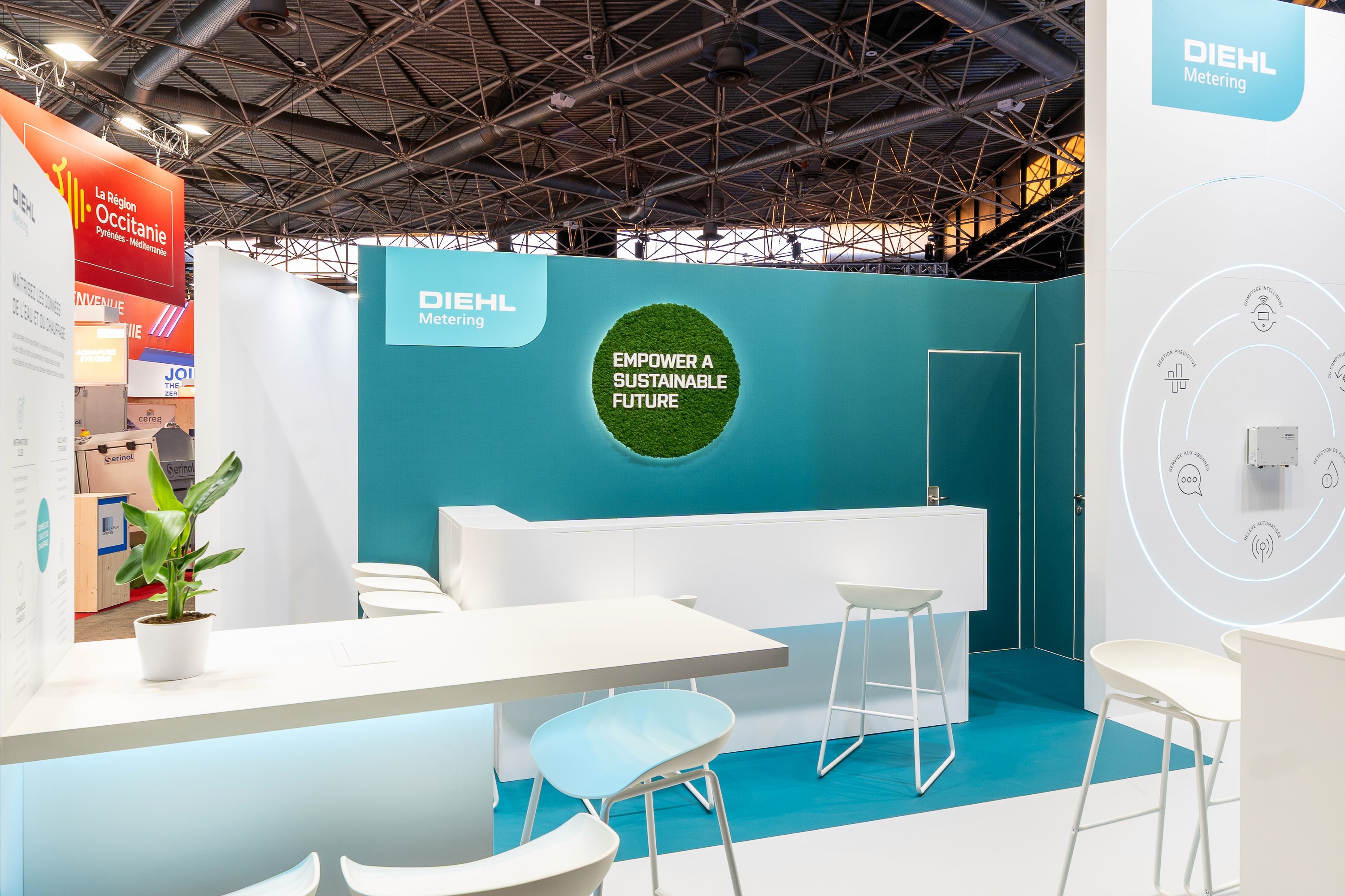 Stand Diehl Metering Pollutec 2025 par Expace – vue panoramique du stand avec bandeau LED Sharky V3, zone Empower a Sustainable Future et espaces d'exposition interactifs