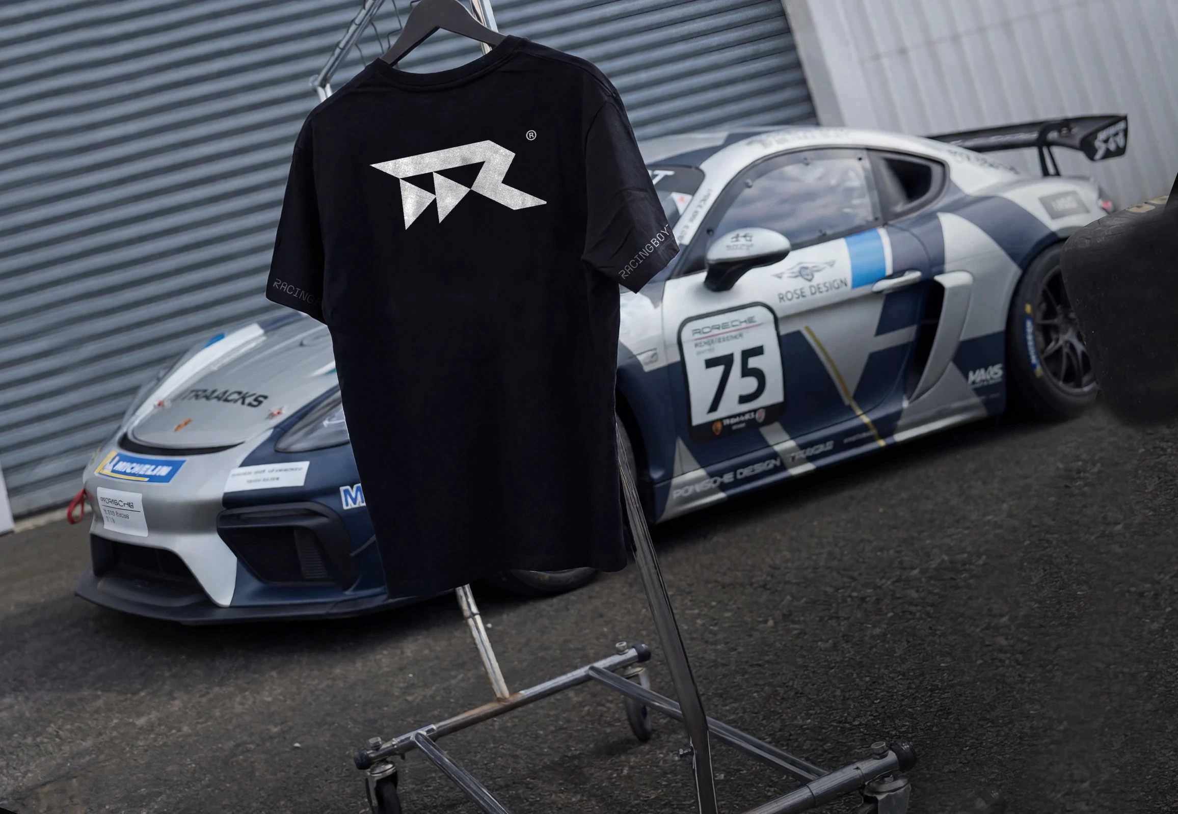 T shirt racingboyz et voiture de course porsche