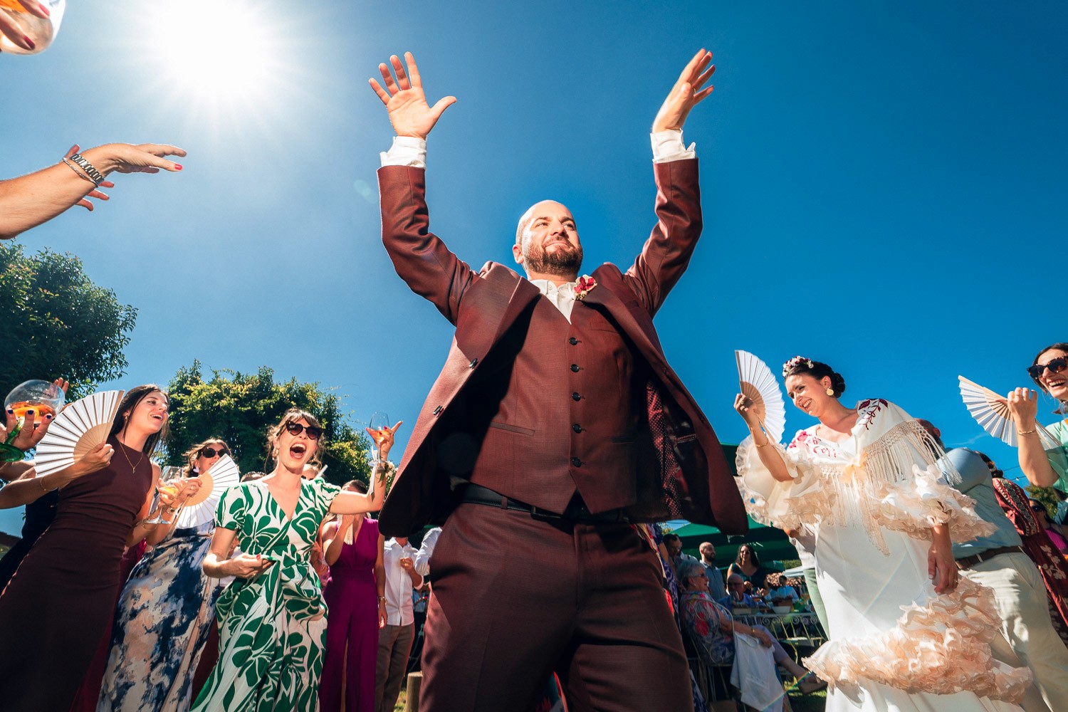 marié danse au milieu de ses invités lors de son mariage a la ferme inharria a saint pee sur nivelle au pays basque