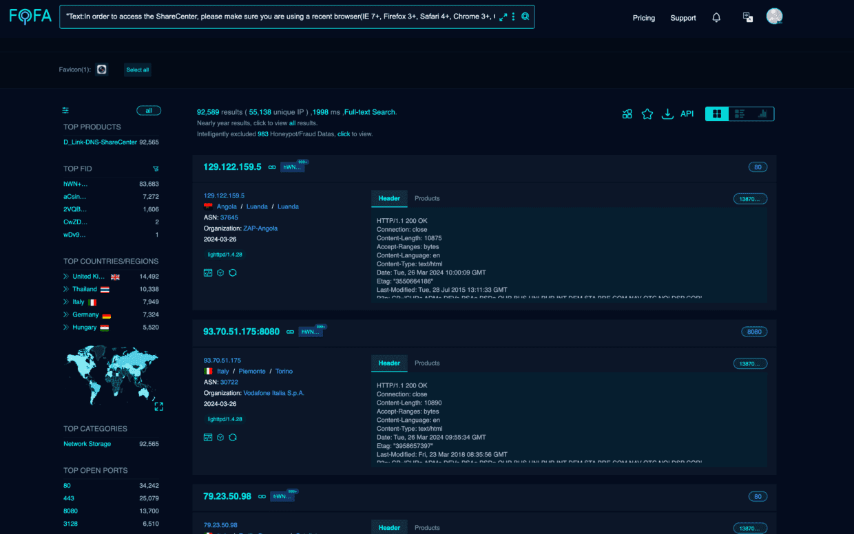 Eine Webschnittstelle mit dunklem Design, die Daten für mehrere IP-Adressen anzeigt, einschließlich Details wie geografische Standorte, Hostnamen und Produktinformationen. Das Layout enthält Menüs für die wichtigsten Produkte und Kategorien.