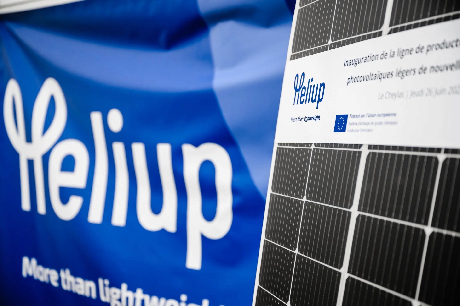 Prise de vue du panneau solaire heliup avec kakemono en arrière plan pour mise en valeur du produit et du branding d'heliup