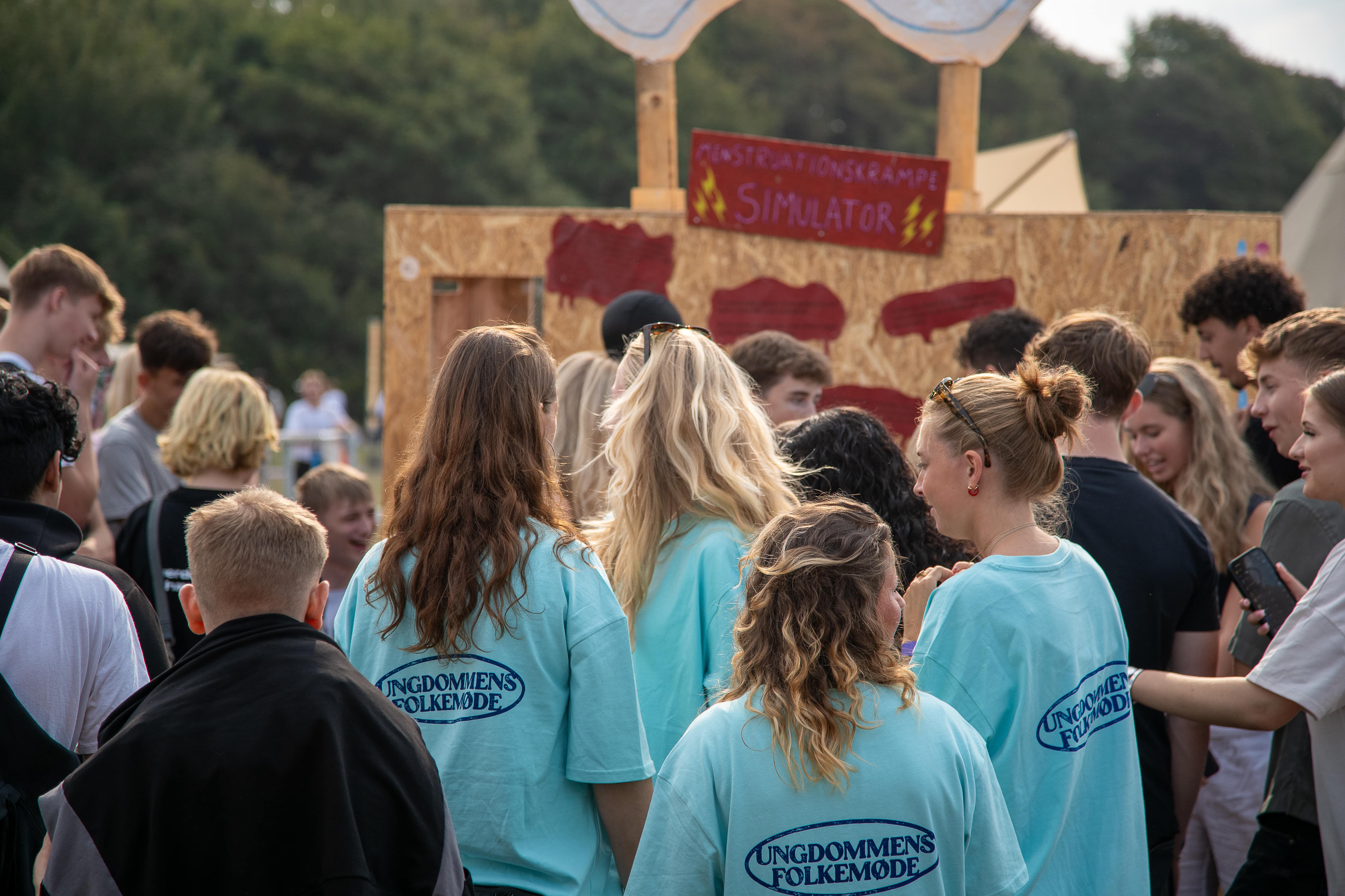 Frivillige holder pause til Ungdommens Folkemøde og oplever festivalens program