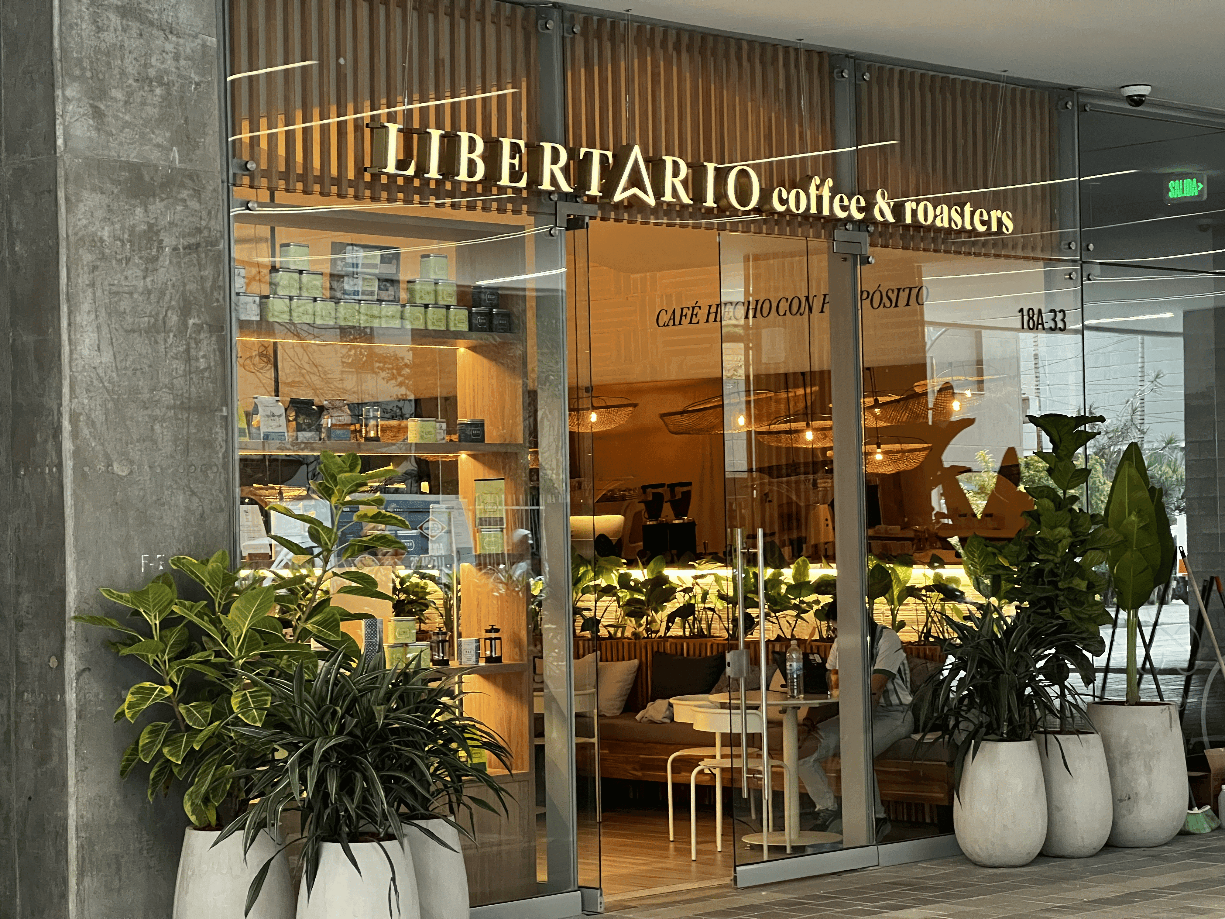 2 men playing tennis in a court