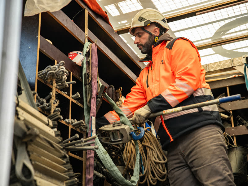 Chef de chantier préparant le matériel dans un atelier