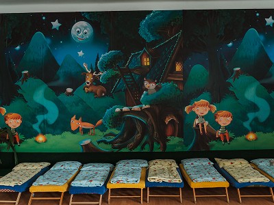 Ložnice s postýlkami a pohádkovou nástěnnou malbou noci