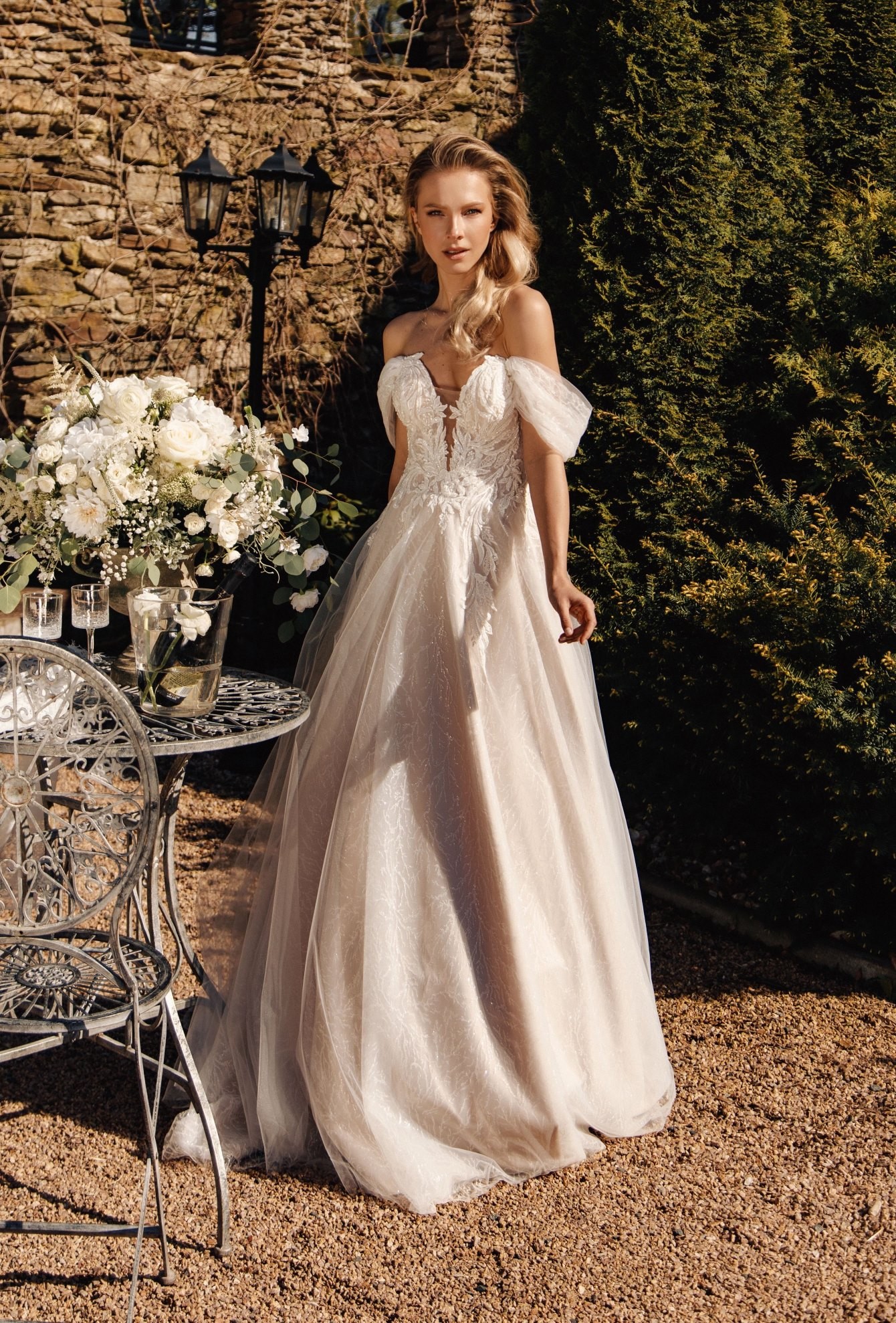 Brautkleid mit Carmen-Dekolleté und weitem Rock