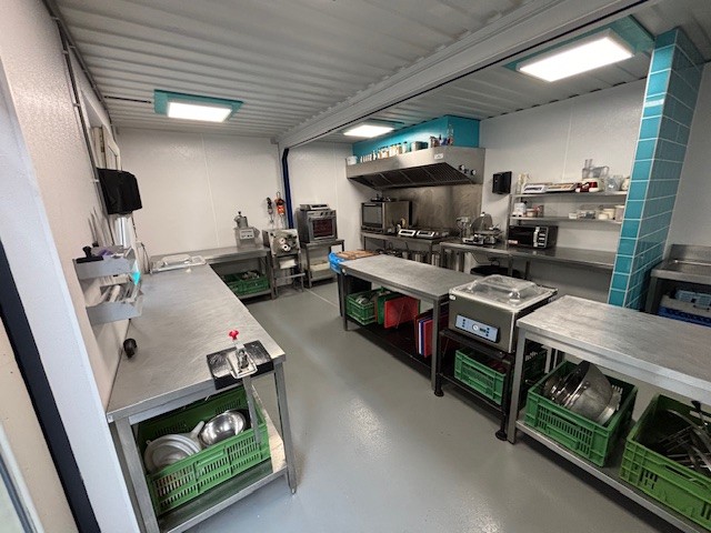 Professionele keuken met RVS werkruimte