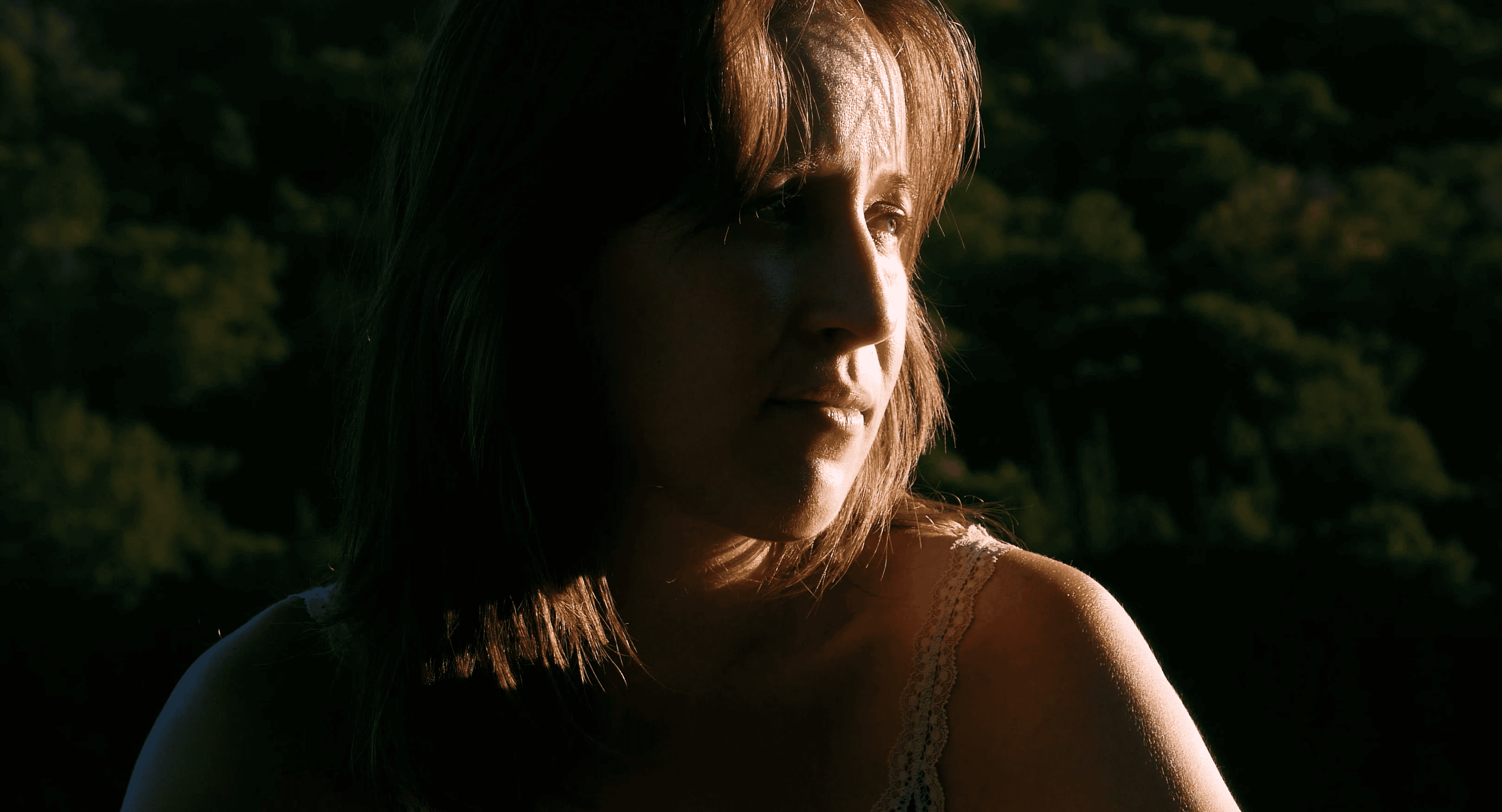 Artistic portrait of a woman for La vie au lac creative video in Laurentides, Quebec