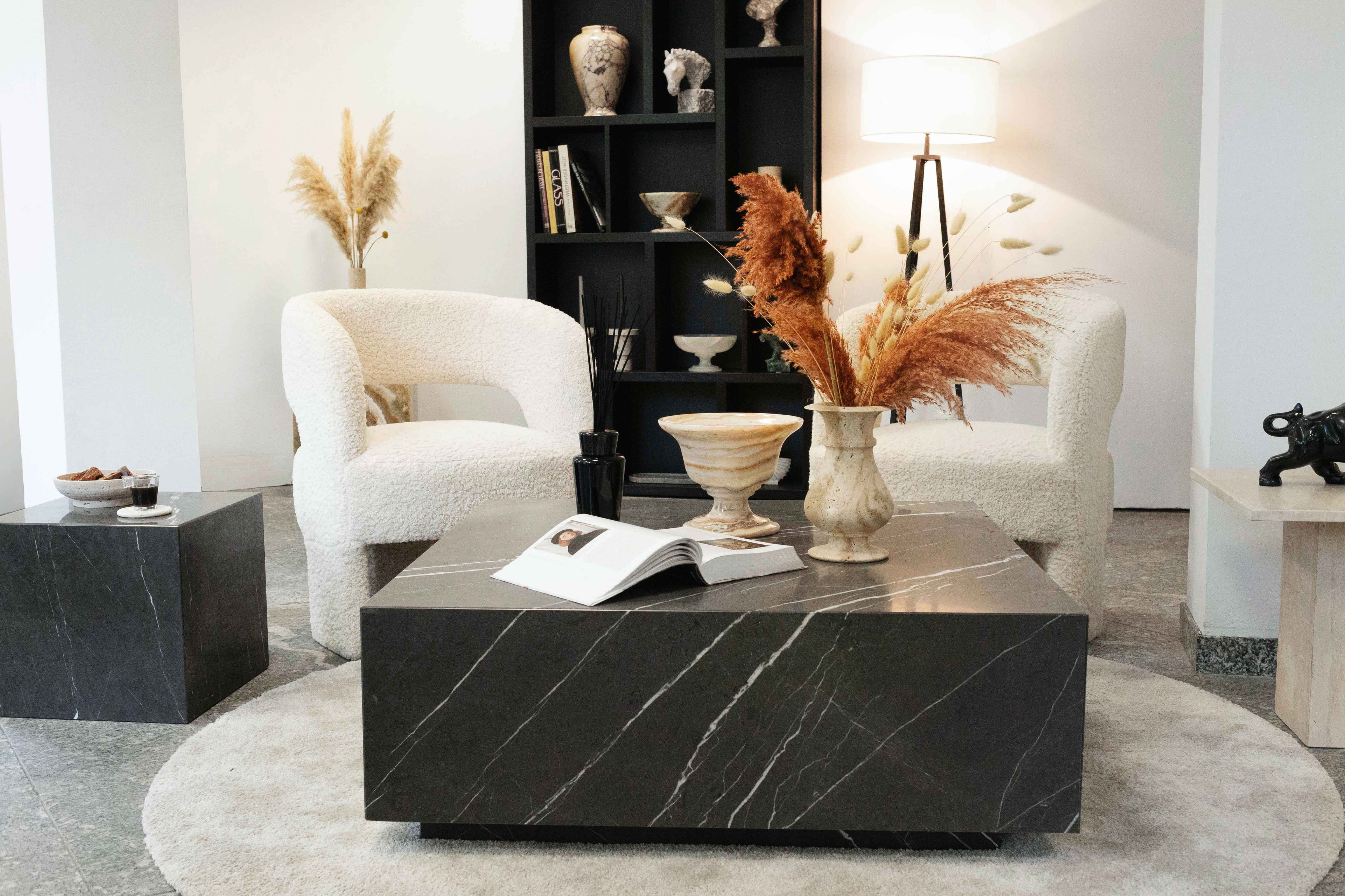 Natursteinplatte im exklusiven Showroom