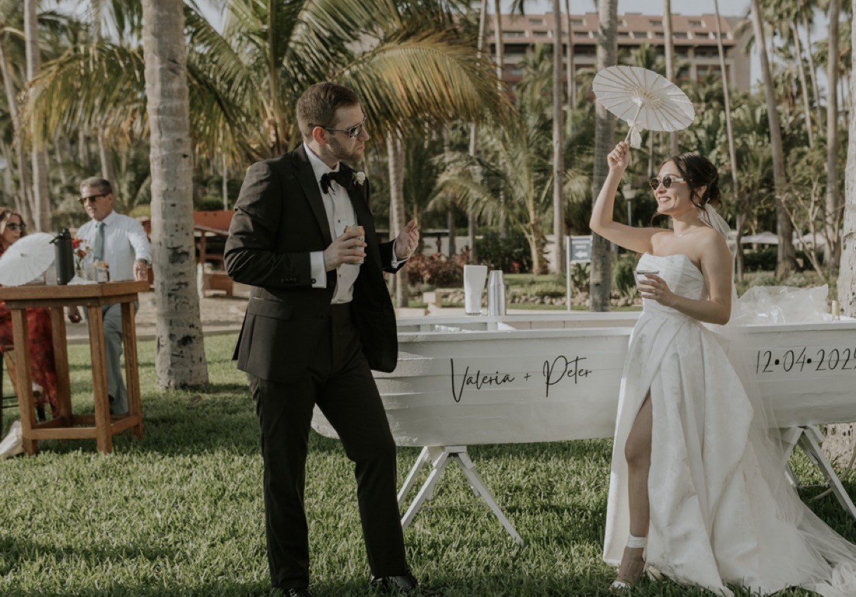 Los novios pasean por los exuberantes jardines tropicales de Regina Resort, Puerto Vallarta
