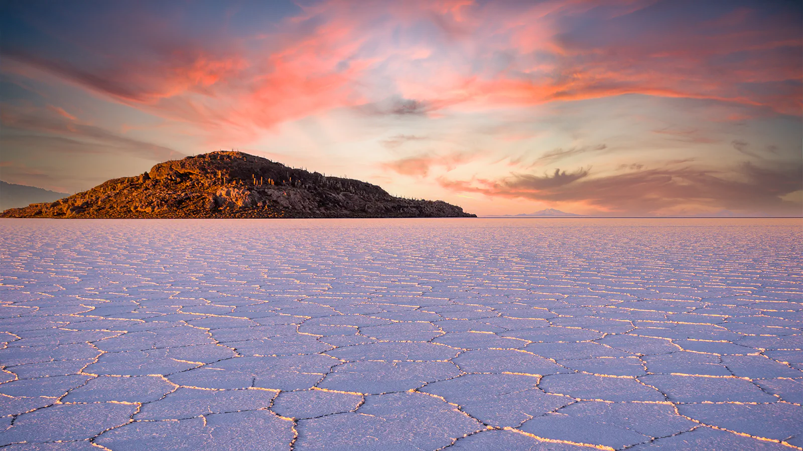 Machu Picchu, antiga cidade inca no Peru, cercada pelas montanhas da Cordilheira dos Andes e pela vegetação verde da região