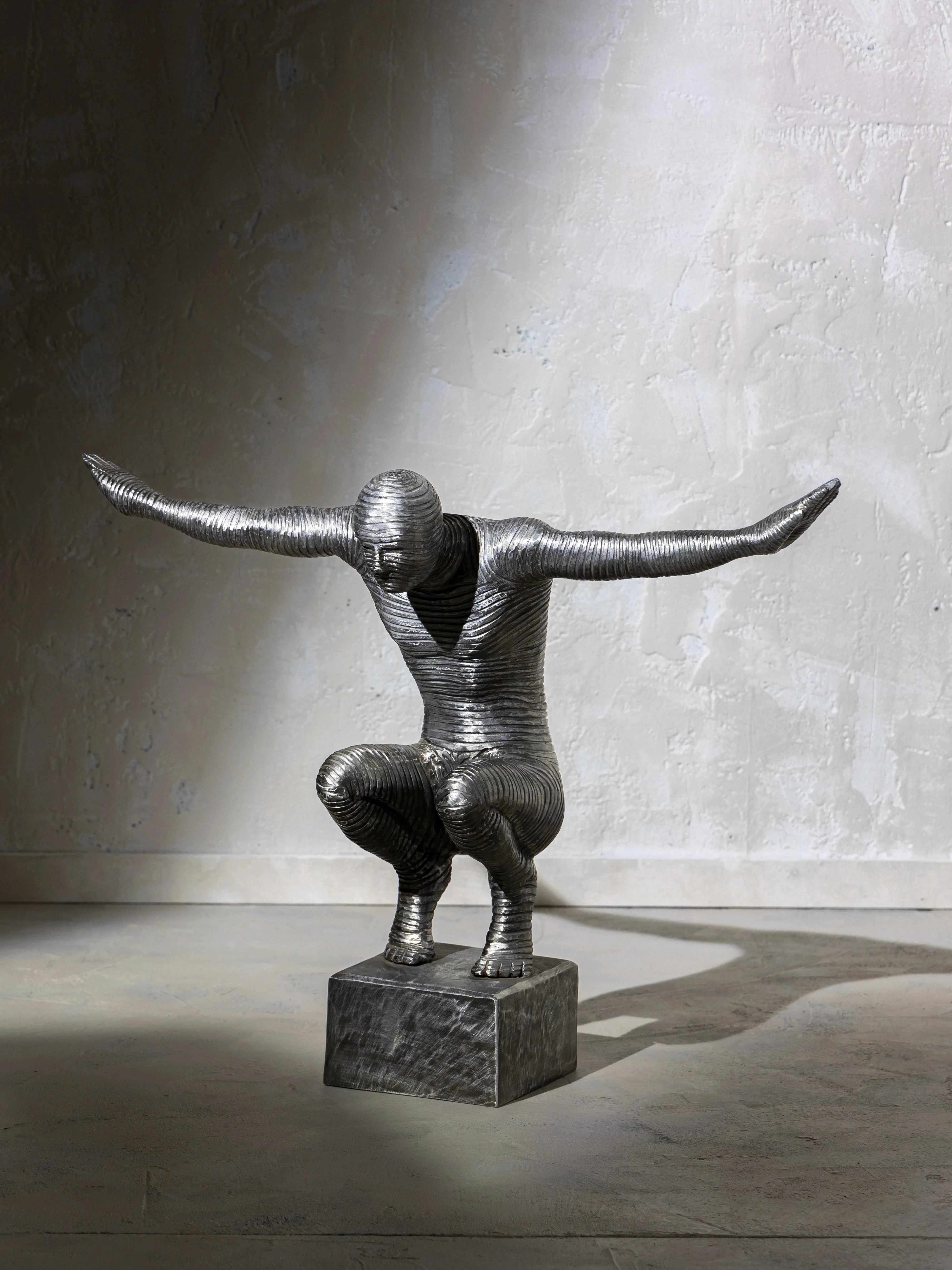 chaise en bois de teck sur fond gris