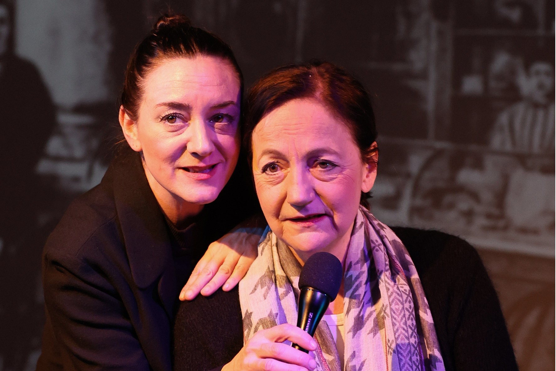 Musikalische Szene aus dem Theaterstück „50 Jahr blondes Haar“