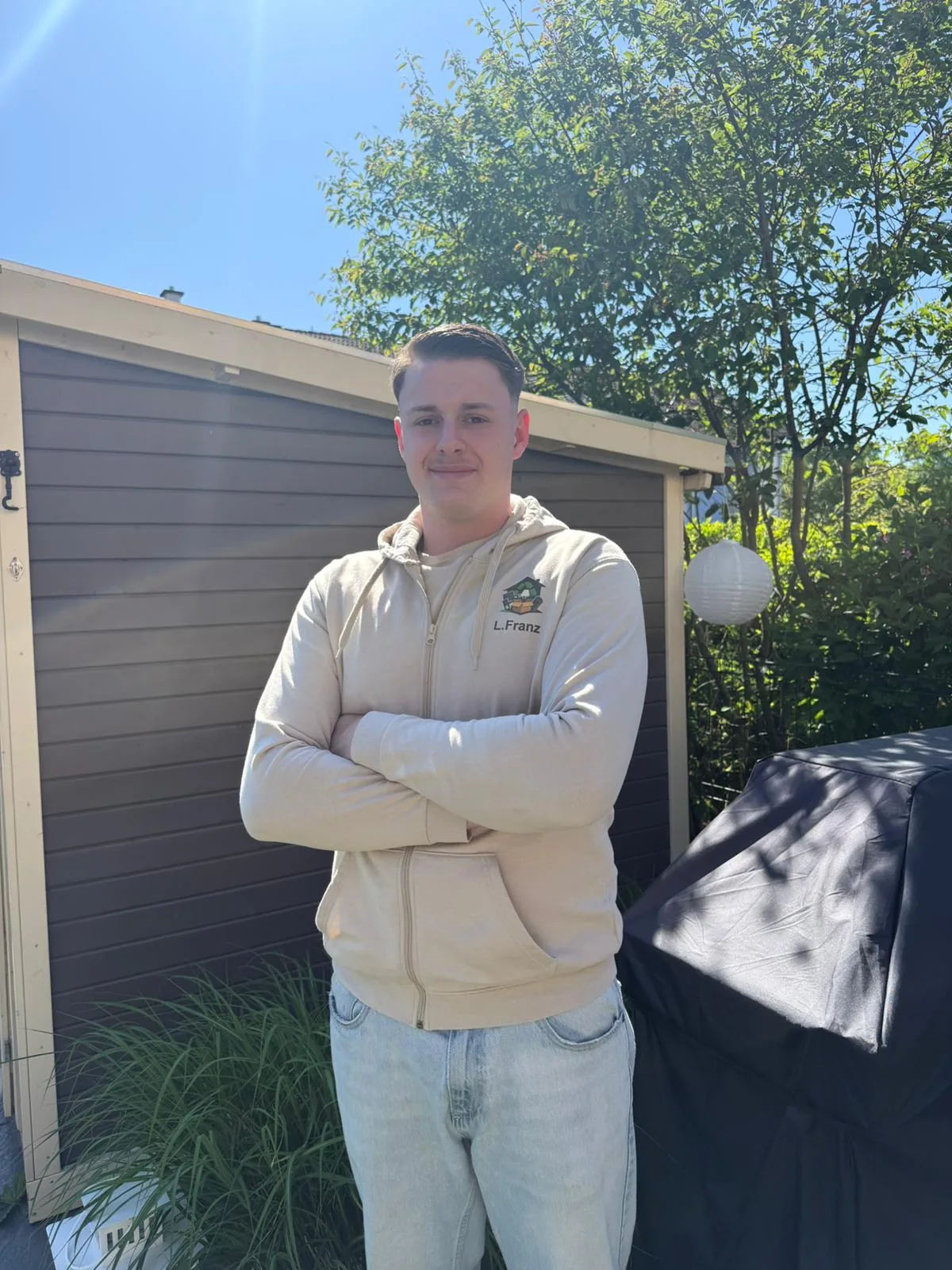 Luca Franz vor einer Garage