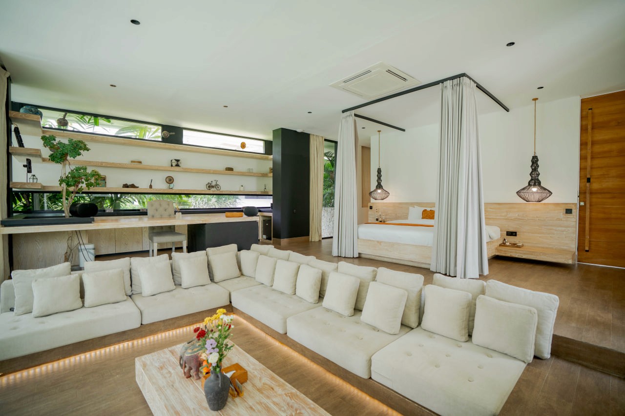 Freehold 6-bedroom villa in Pererenan