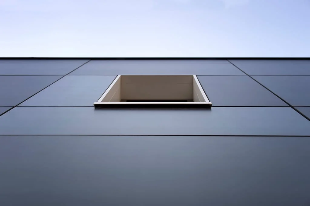 Fenêtre design encastrée façade sombre — photographie de détail architectural | Anteale Yann Manac’h Lille