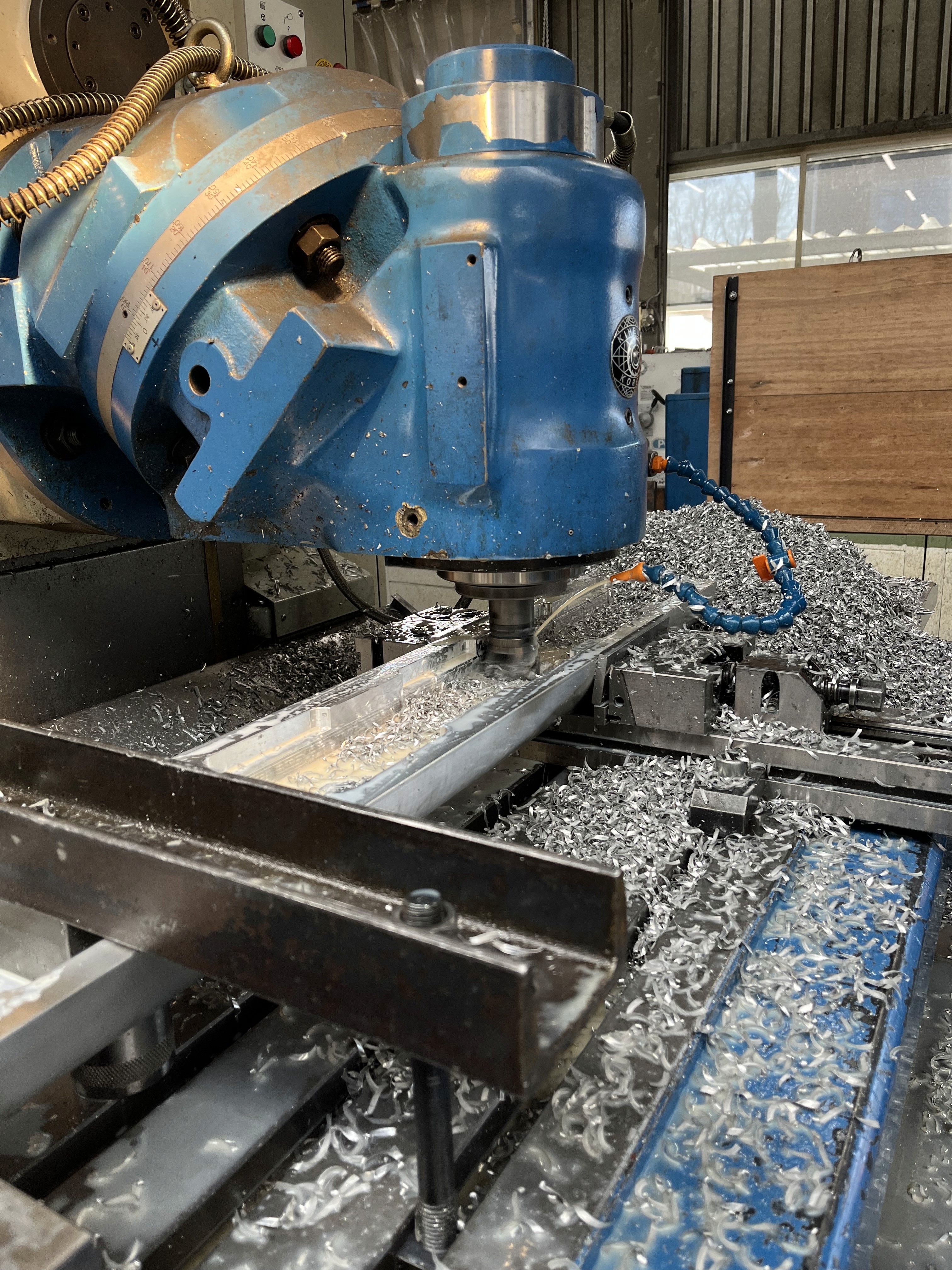 Freesmachine in werking in de machinefabriek van Plasma Service 
