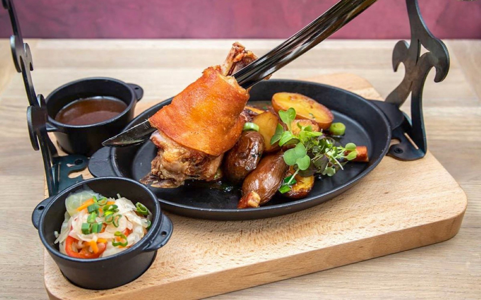 Ristet svineknoke med poteter og grønnsaker på utstillingen Ungarsk Kongelig Garde i Budapest.