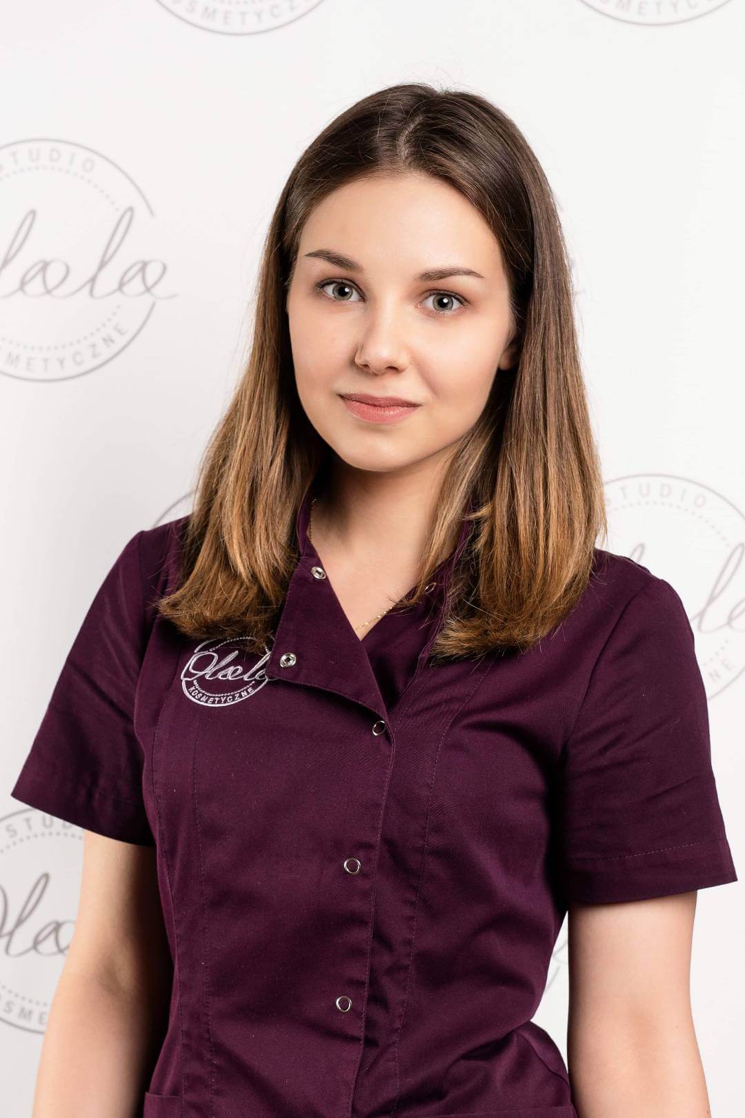 Stylistka rzęs i brwi oraz specjalistka zabiegów na ciało Icoone w Studio Kosmetycznym Olala w Kozienicach, oferująca profesjonalną pielęgnację, dostosowaną do potrzeb klientek.