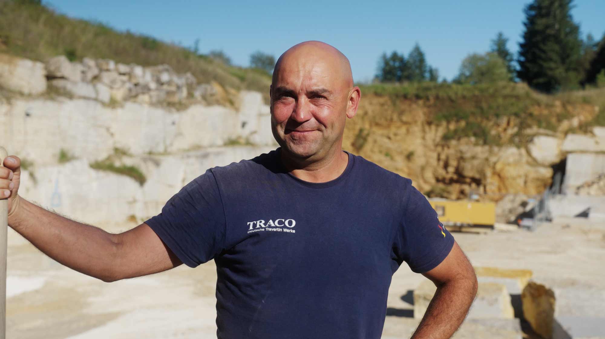 Man in quarry setting, ideal for filmproduction and imagefilm campaigns, showcasing strategic storytelling and brand communication.