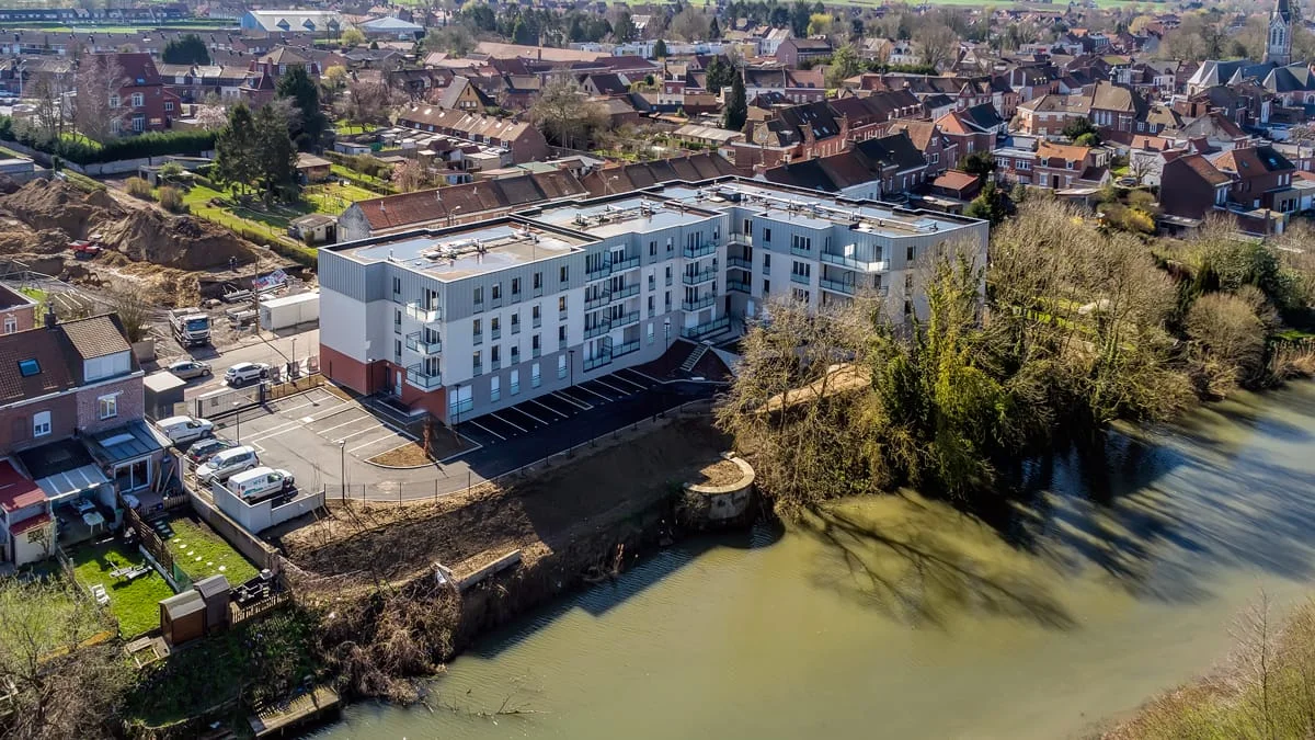 Drone survolant une nouvelle résidence et jardins paysagers — Anteale | Yann Manac’h, photographe pro Lille Nord