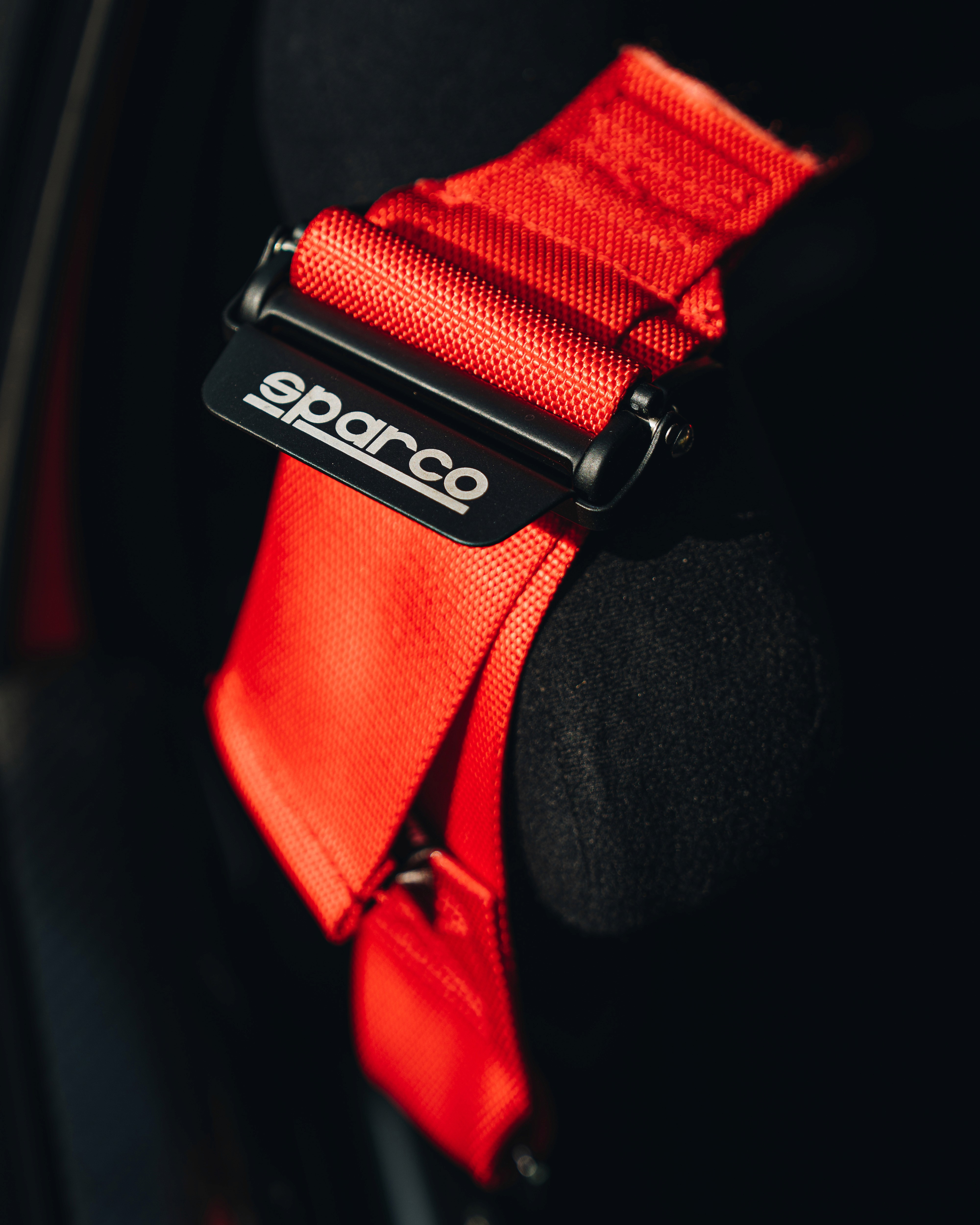 Render vista tre quarti frontale di Kia EV6 in ambiente architettonico moderno e minimalista in stile advertising.