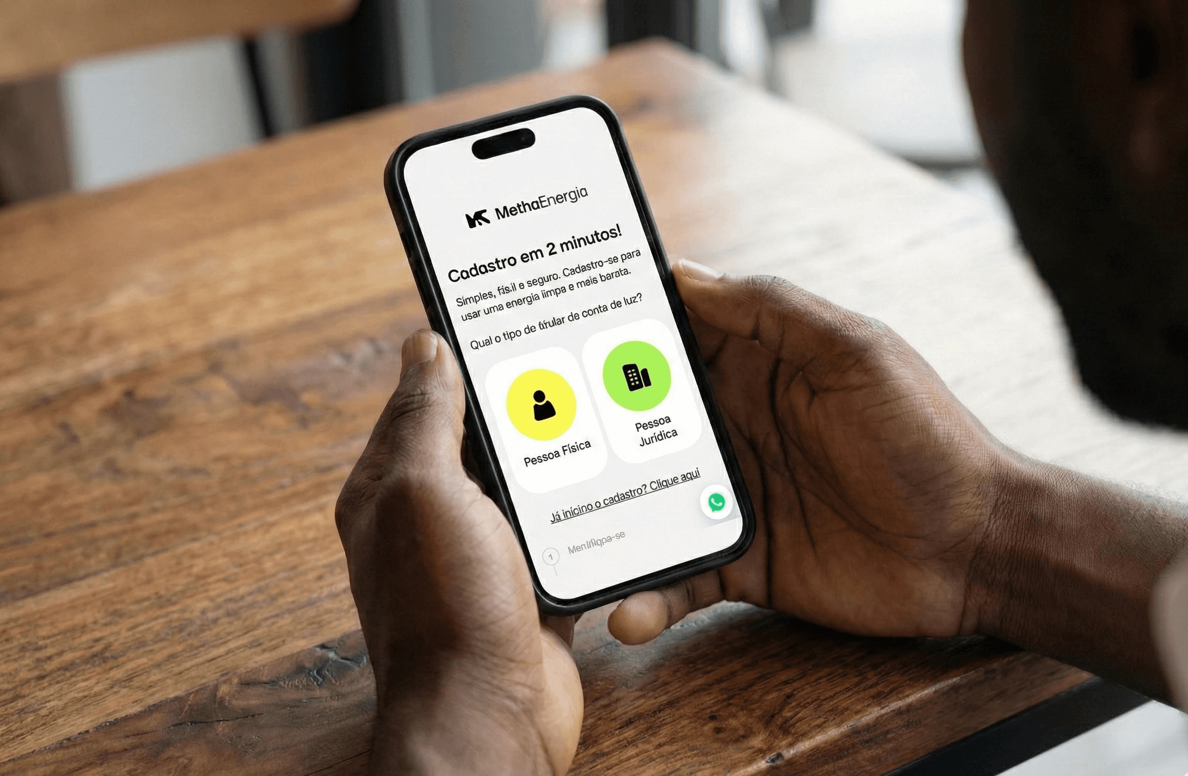 Tela do celular em foco mostrando o cadastro simplificado no serviço da Metha Energia