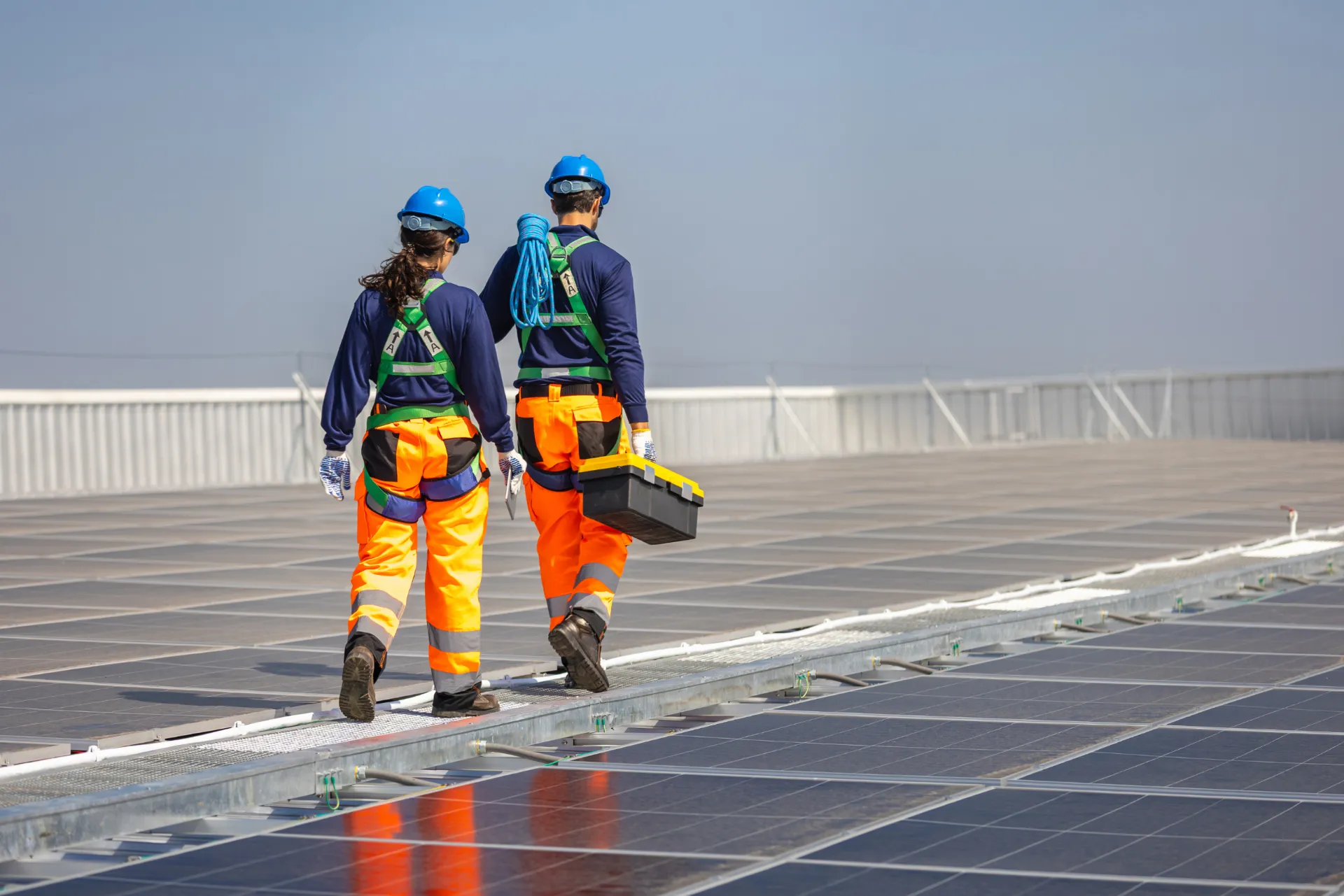 Zwei Monteure, welche eine PV-Anlage warten.