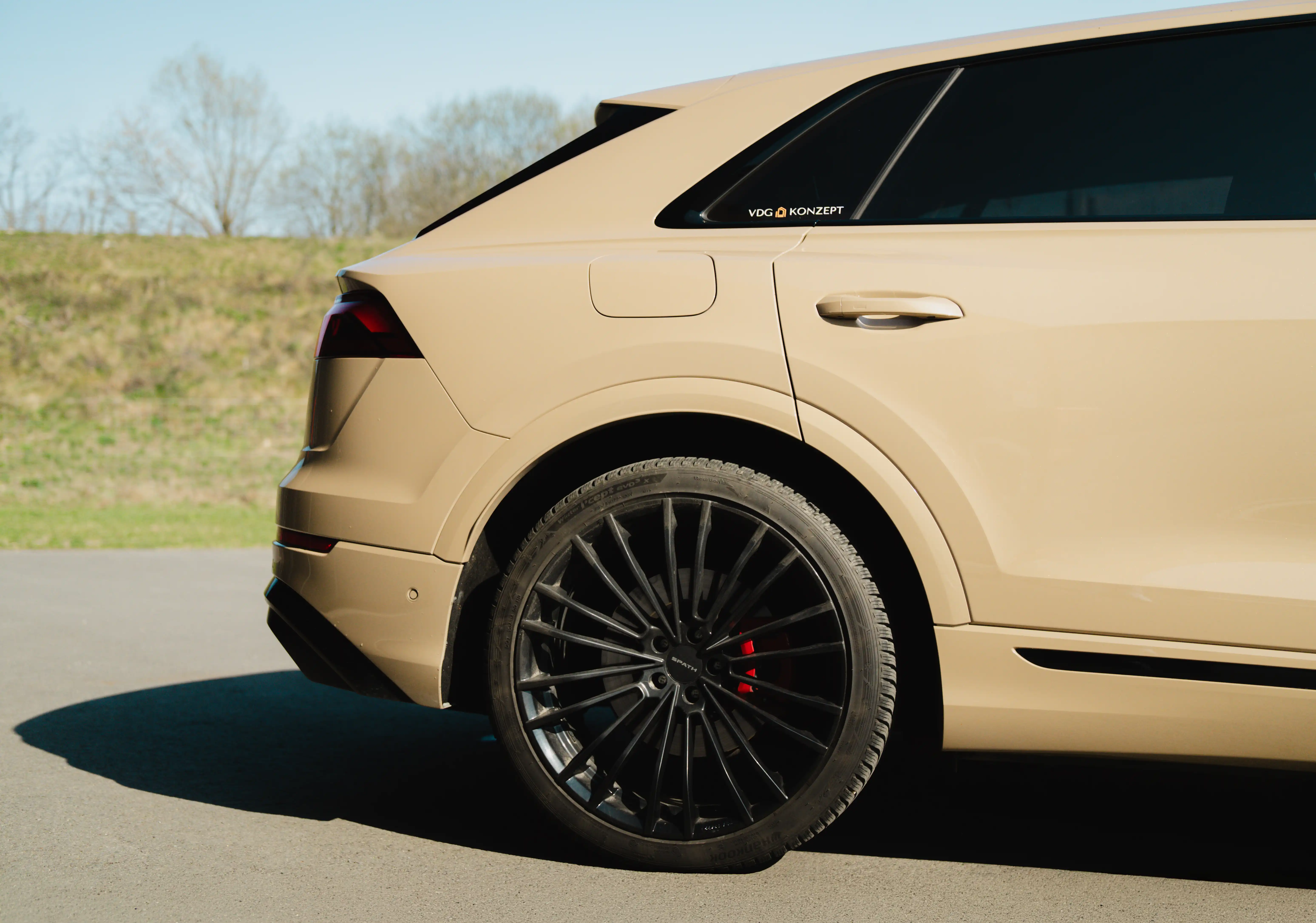 Nahaufnahme der hinteren Seitenscheiben eines Audi Q8 mit einer blickdichten 95 % Tönungsfolie.