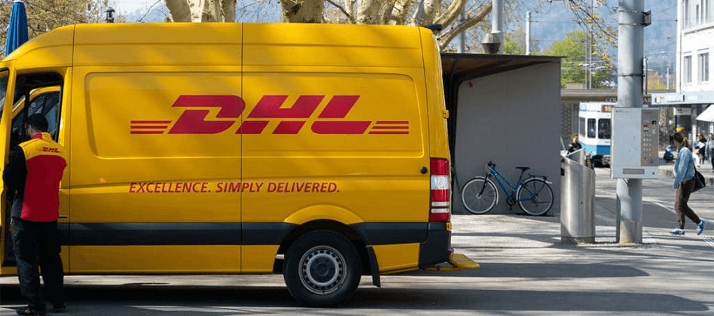 DHL Lieferwagen in Innenstadt