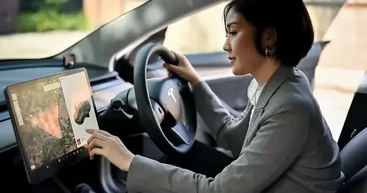 Une conductrice tesla entrain de tester sa voiture et ses technologies 