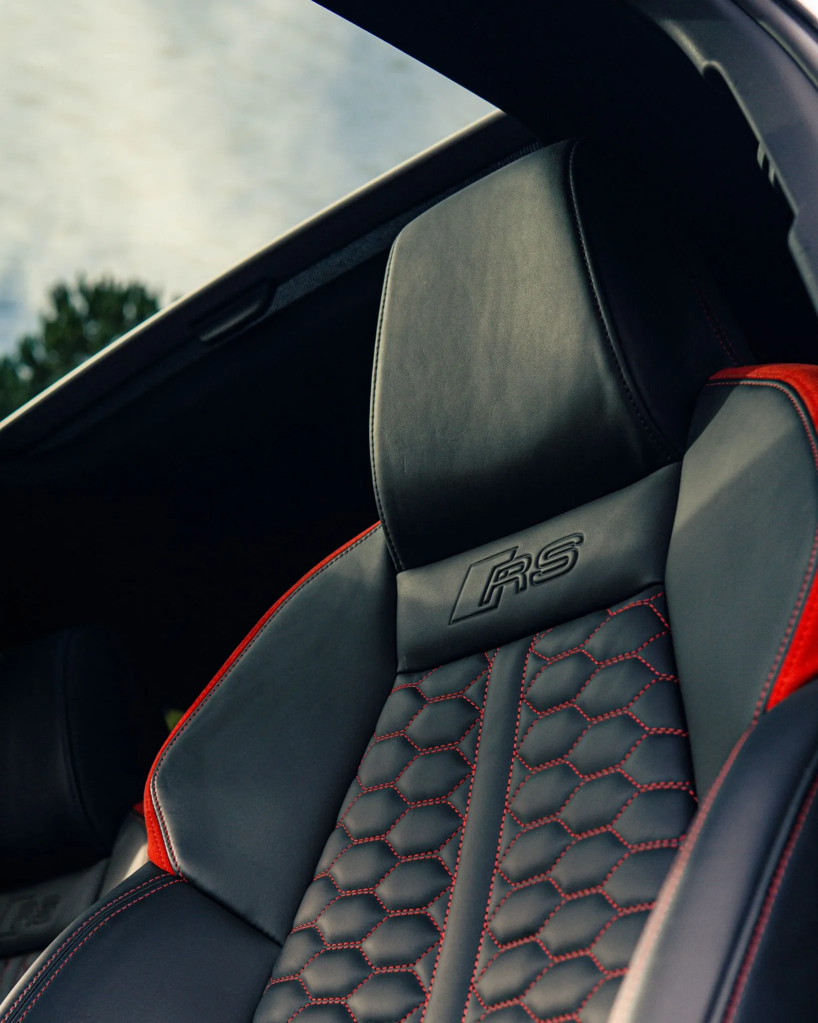 Asiento deportivo del Audi RS3 en cuero negro con costuras rojas, patrón hexagonal y logo RS grabado