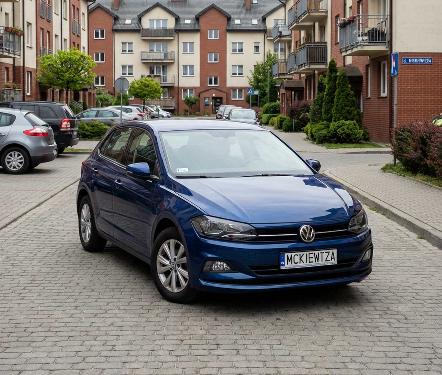 wynajem auta rzeszów samochód na osiedlu miejskim