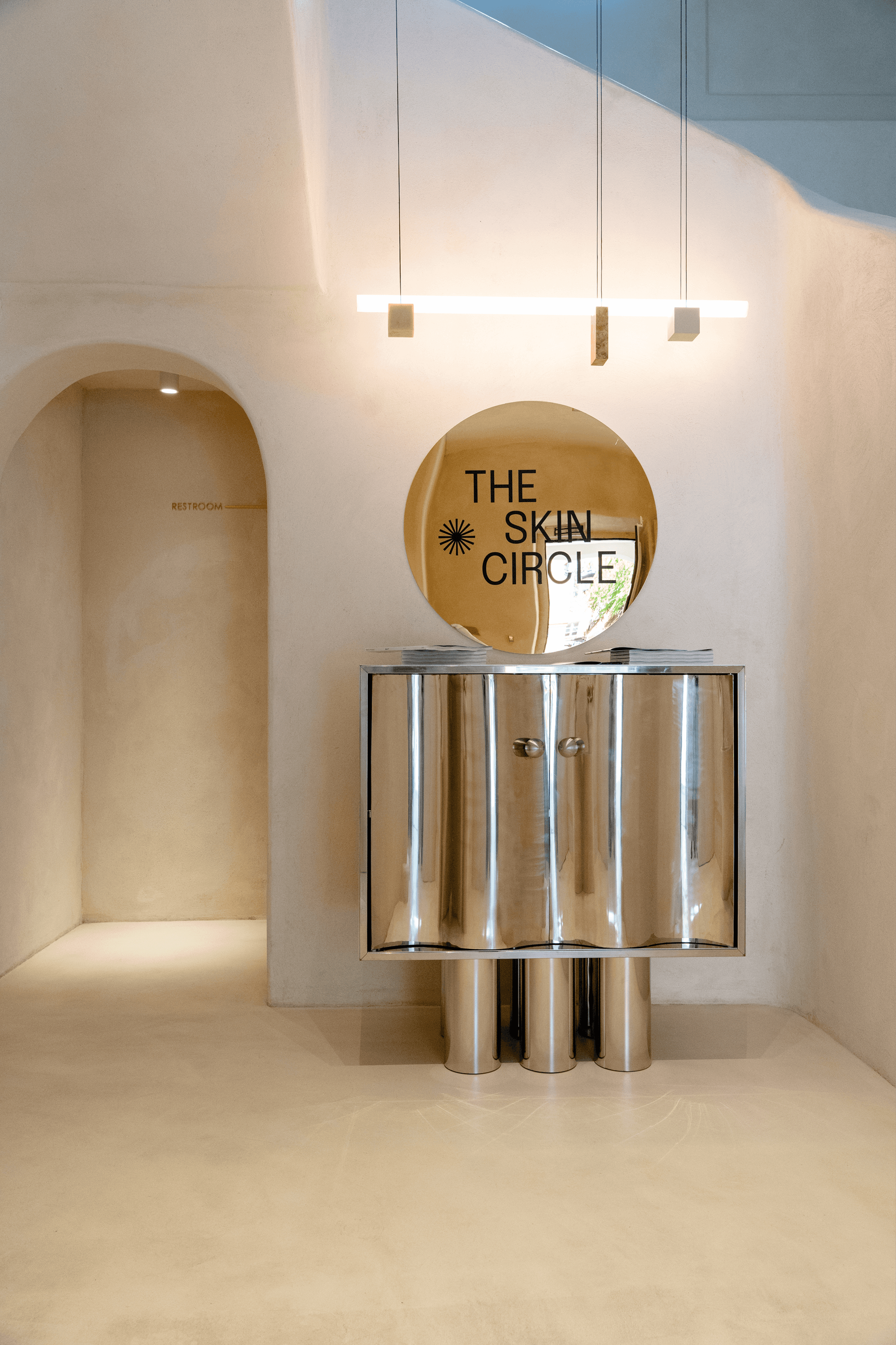 Sesja dla The Skin Circle – wnętrze przestrzeni z logo The Skin Circle