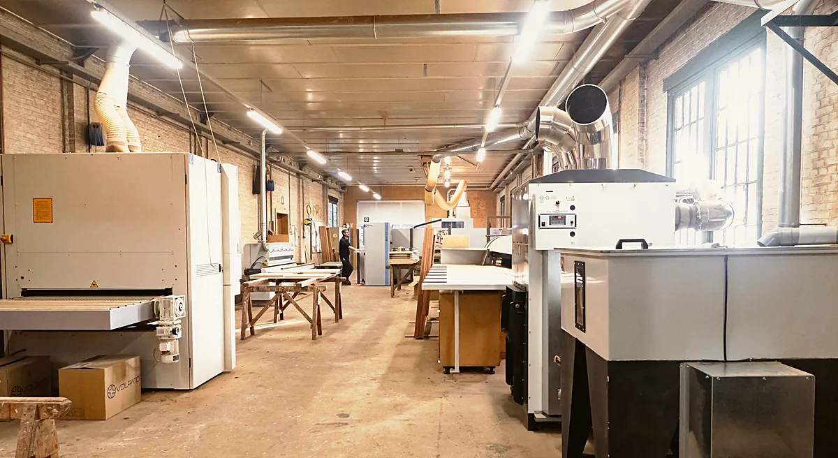 Het atelier met schuurmachine en afzuiging