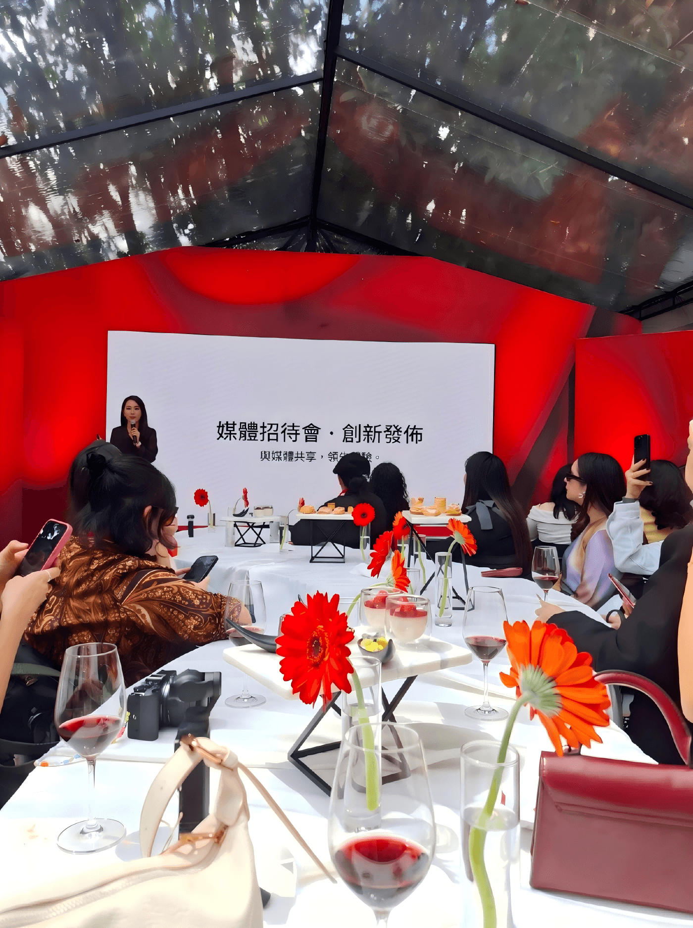 小型商業發佈會基礎套餐，提供品牌背板設計音響設備與現場攝影，適合20至50人媒體招待與新品亮相 Small corporate press conference package with branding backdrop, sound system and photography