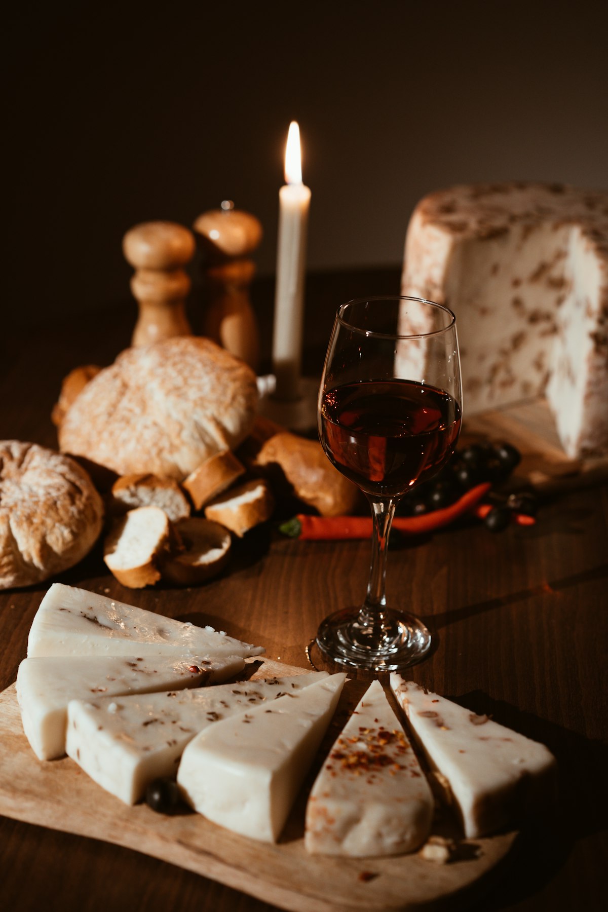 Copa de vino y pan sobre una mesa
