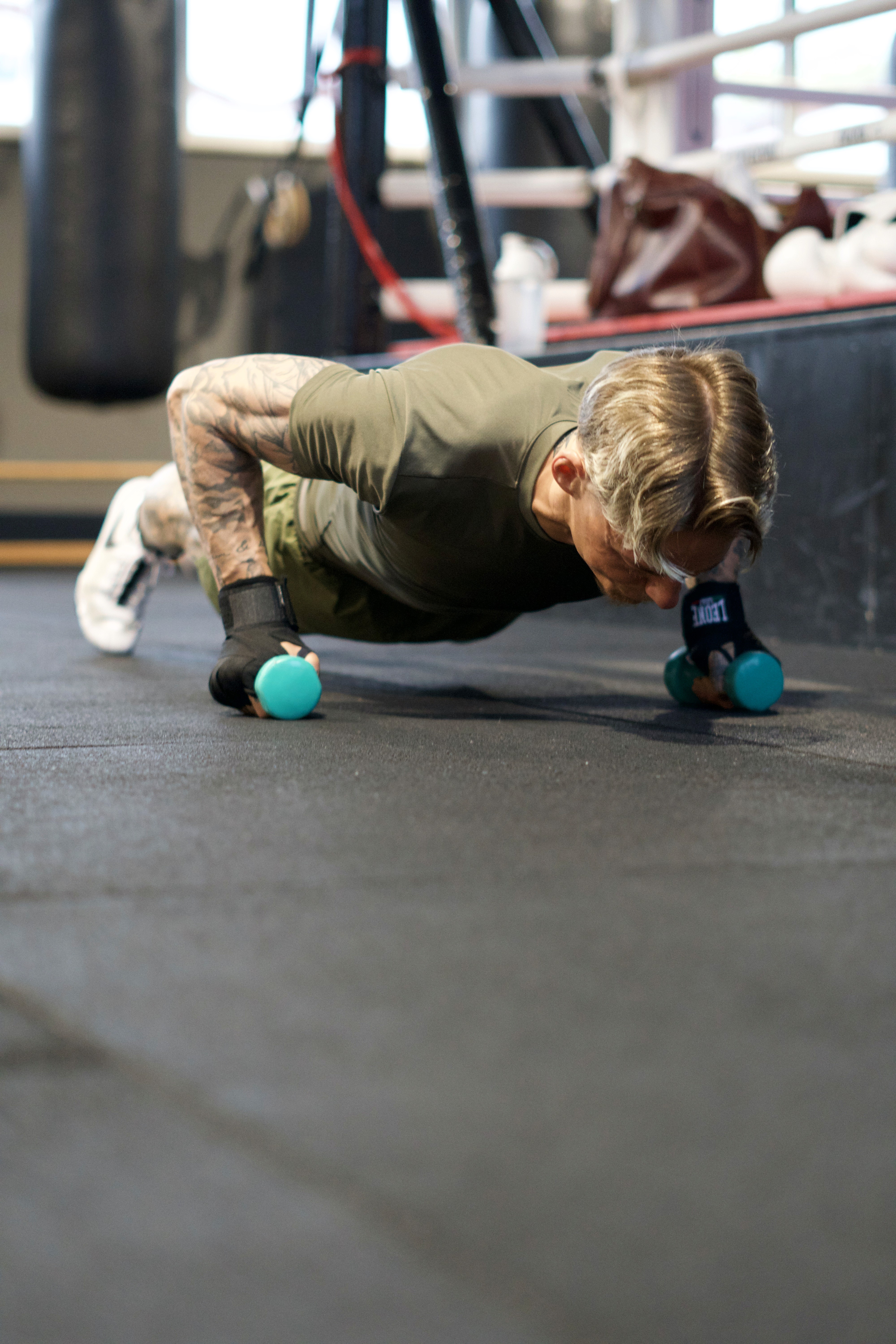 Liegestütze mit Gewichten im Fuchs Kampfsport Zirkeltraining Kurs zur Stärkung von Kraft und Stabilität.