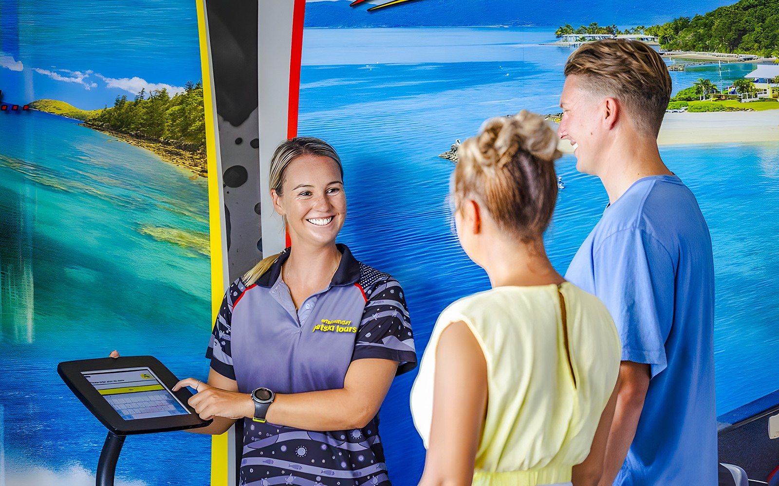 תיירים מקבלים מידע על סיור בים בסירת סילון ממדריך בווייטסאנדייס.