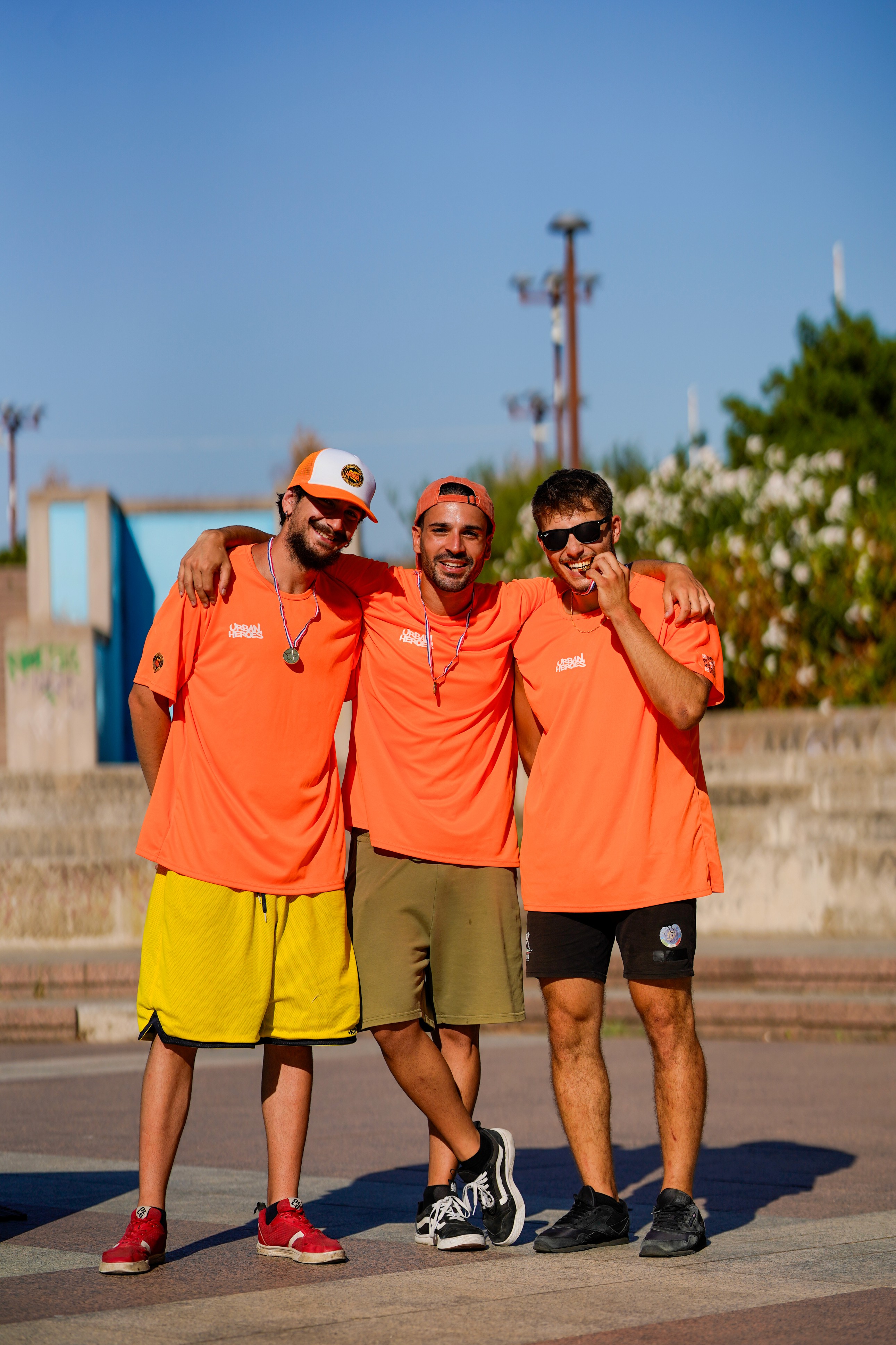 istruttori di parkour con maglie della urban heroes asd sorridono