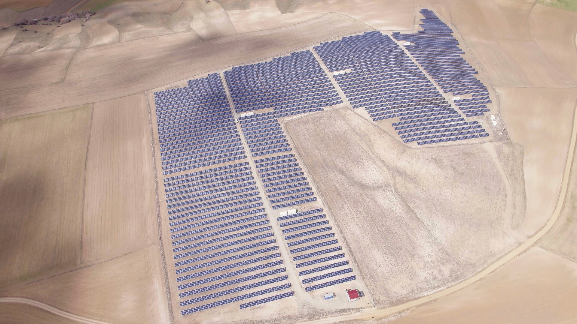 Karatay Güneş Enerji Santrali havadan görünümü.