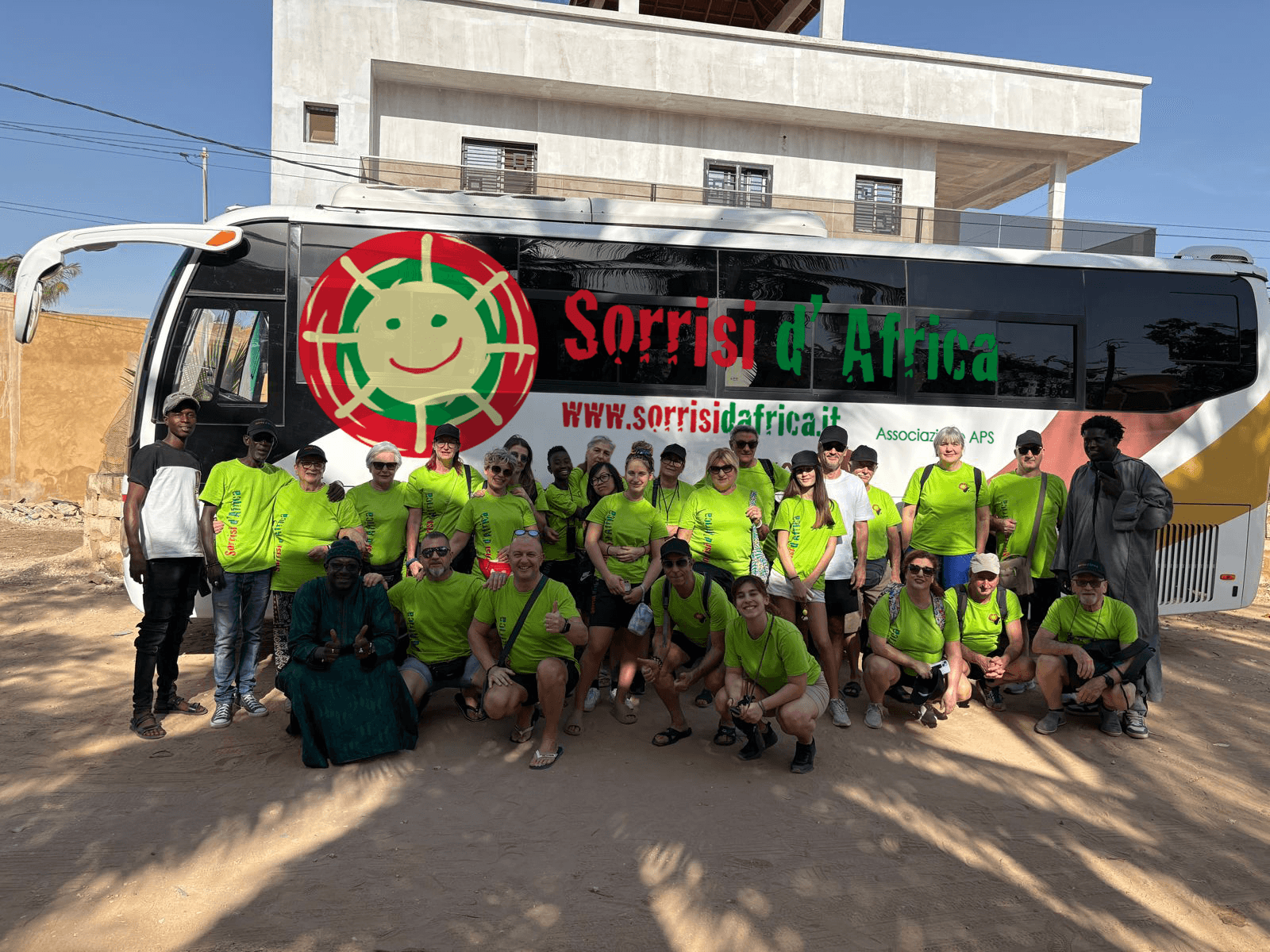 Tutto il gruppo di amici e conoscenti pronti per salire sull'autobus all'aventura nei villagi del Senegal